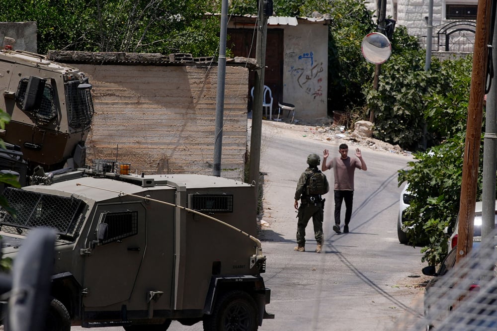 Des forces israéliennes arrêtent des dizaines de jeunes Palestiniens lors d’une opération militaire à Tell, près de Naplouse, en Cisjordanie, le 25 juillet 2026.