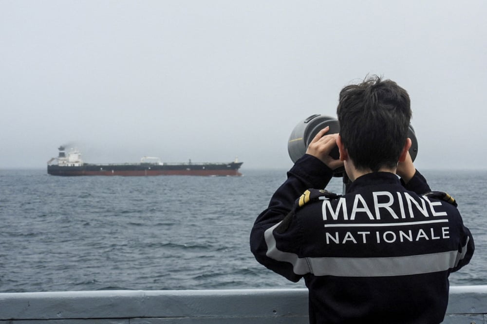 Des membres de la Marine nationale observent le Tagor, un pétrolier russe visé par des sanctions, à environ 400 milles nautiques à l'ouest des côtes bretonnes, sur cette photo diffusée le 1er juin 2026 par la Marine nationale.
