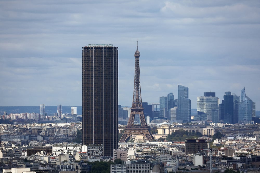 La tour Montparnasse et la tour Eiffel, avec le quartier d'affaires de La Défense en arrière-plan.