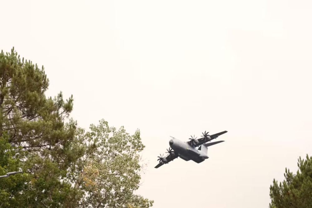 L’avion de transport militaire Airbus A400M au-dessus de la forêt de Lacanau (Gironde), le 25 juillet 2026.