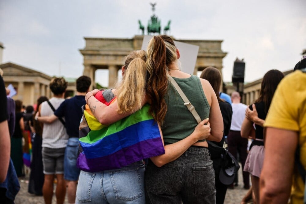 Dimanche, de nombreuses personnes se sont réunies porte de Brandebourg, à Berlin, pour rendre hommage aux victimes de cette attaque.