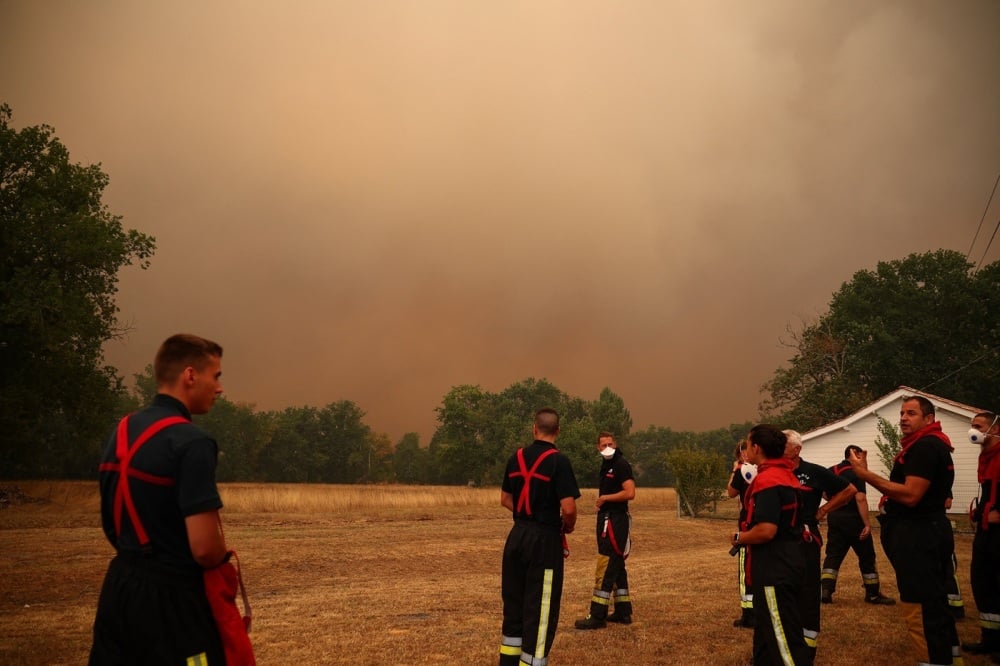 En Gironde, le feu se situait dimanche en fin d’après-midi à une quinzaine de kilomètres de la métropole bordelaise, mais une évacuation de la préfecture " n’est pas à l’ordre du jour ", selon son maire Thomas Cazenave.