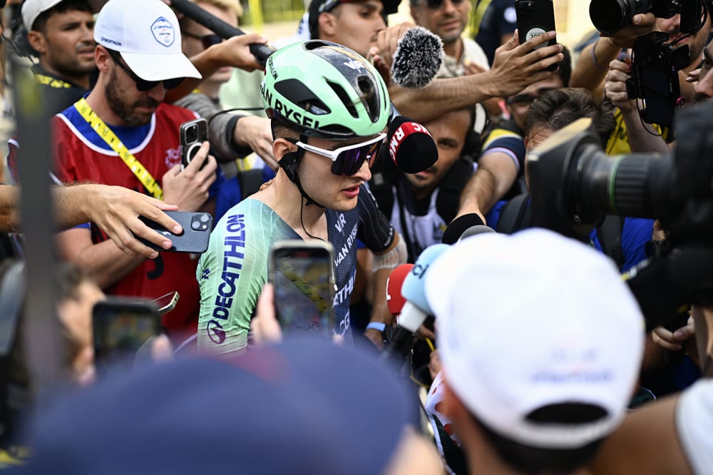 Paul Seixas au milieu de la foule après la 6e étape du Tour de France 2026.