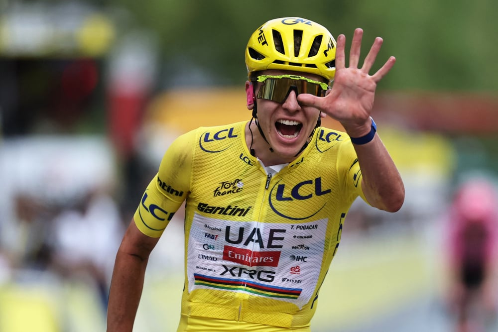 Tadej Pogacar célébrant son 5e sacre sur le Tour de France, ce dimanche, lors de l'arrivée sur les Champs-Élysées de l'ultime étape.
