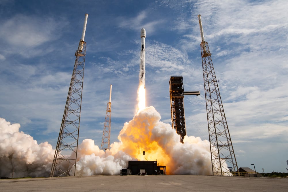 Le Falcon 9 a réalisé 51 % des lancements mondiaux en 2025. Ici l’embarquement de deux satellites de télécommunications pour l’opérateur luxembourgeois SES, le 22 juillet.
