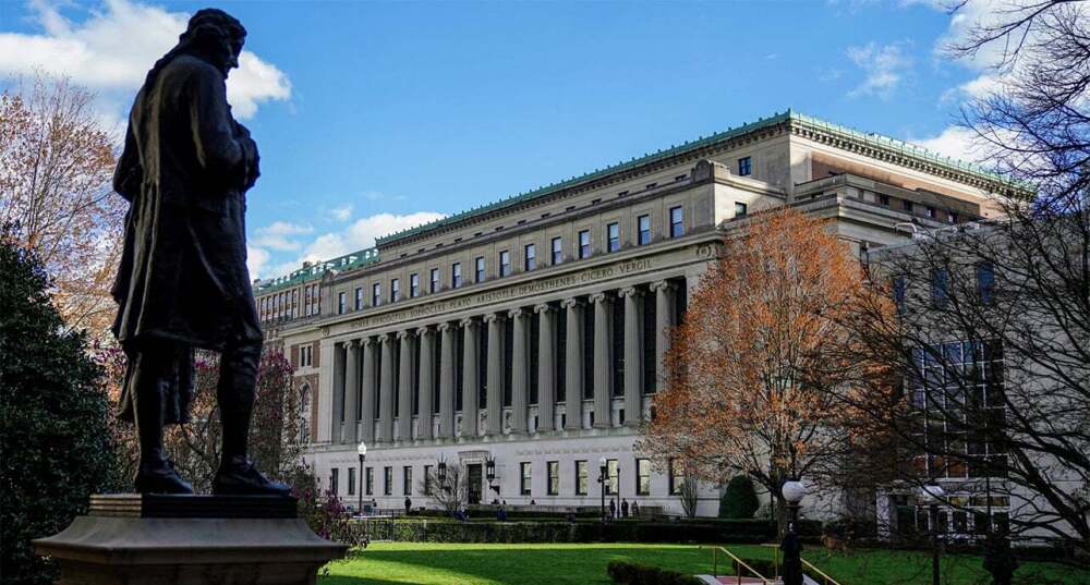 Des étudiants se tiennent sur le campus de l'Université Columbia à New York, aux États-Unis, le 8 avril 2025.
