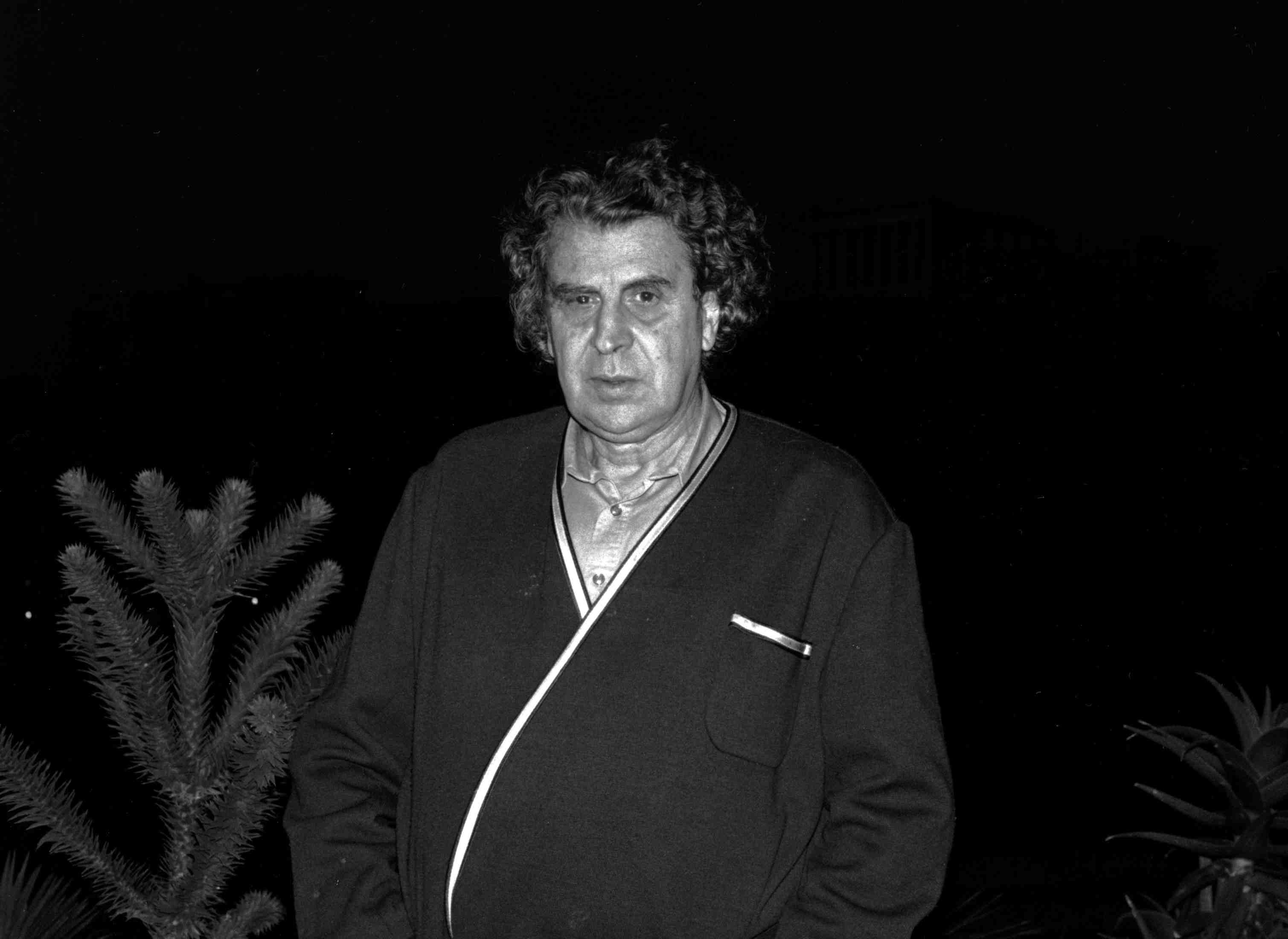 La grece pleure mikis theodorakis, compositeur de musique de "zorba le grec"