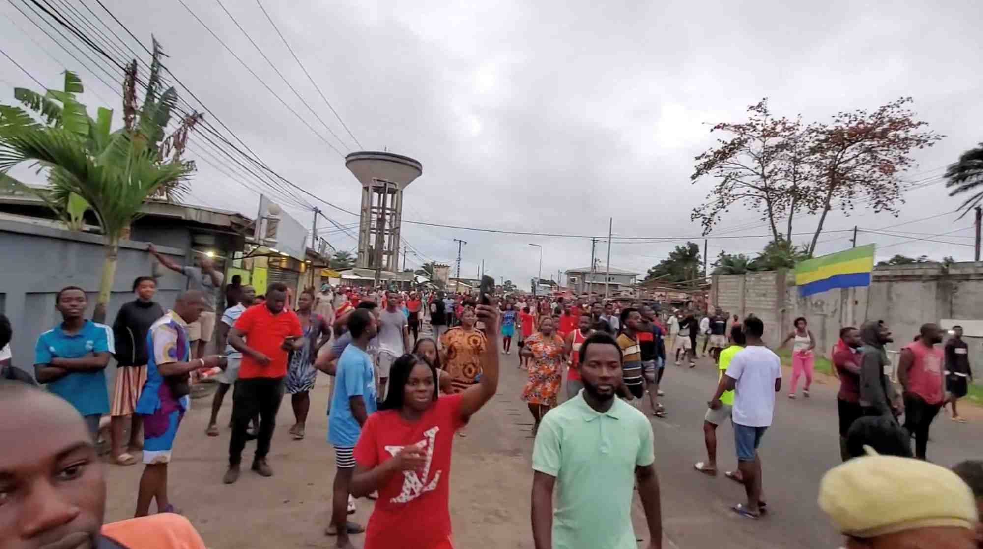 Des habitants de port gentil, au gabon, celebrent dans la rue apres la prise du pouvoir par l'armee