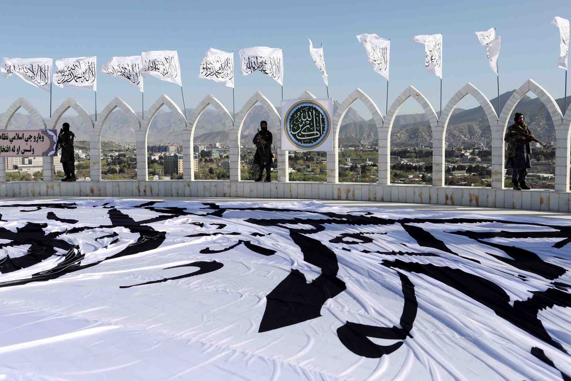 Des combattants taliban lors de la ceremonie de lever du drapeau a kaboul