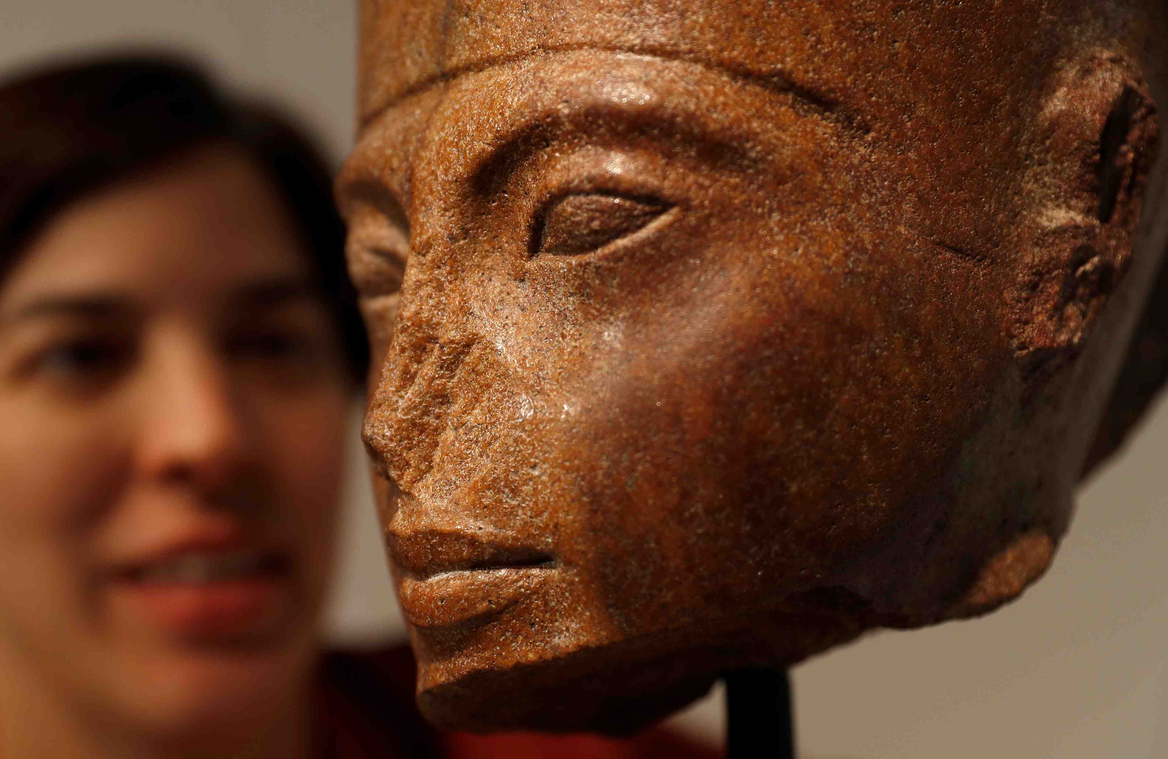 Une statue de toutankhamon vendue 5,2 millions d'euros a londres malgre les protestations du caire