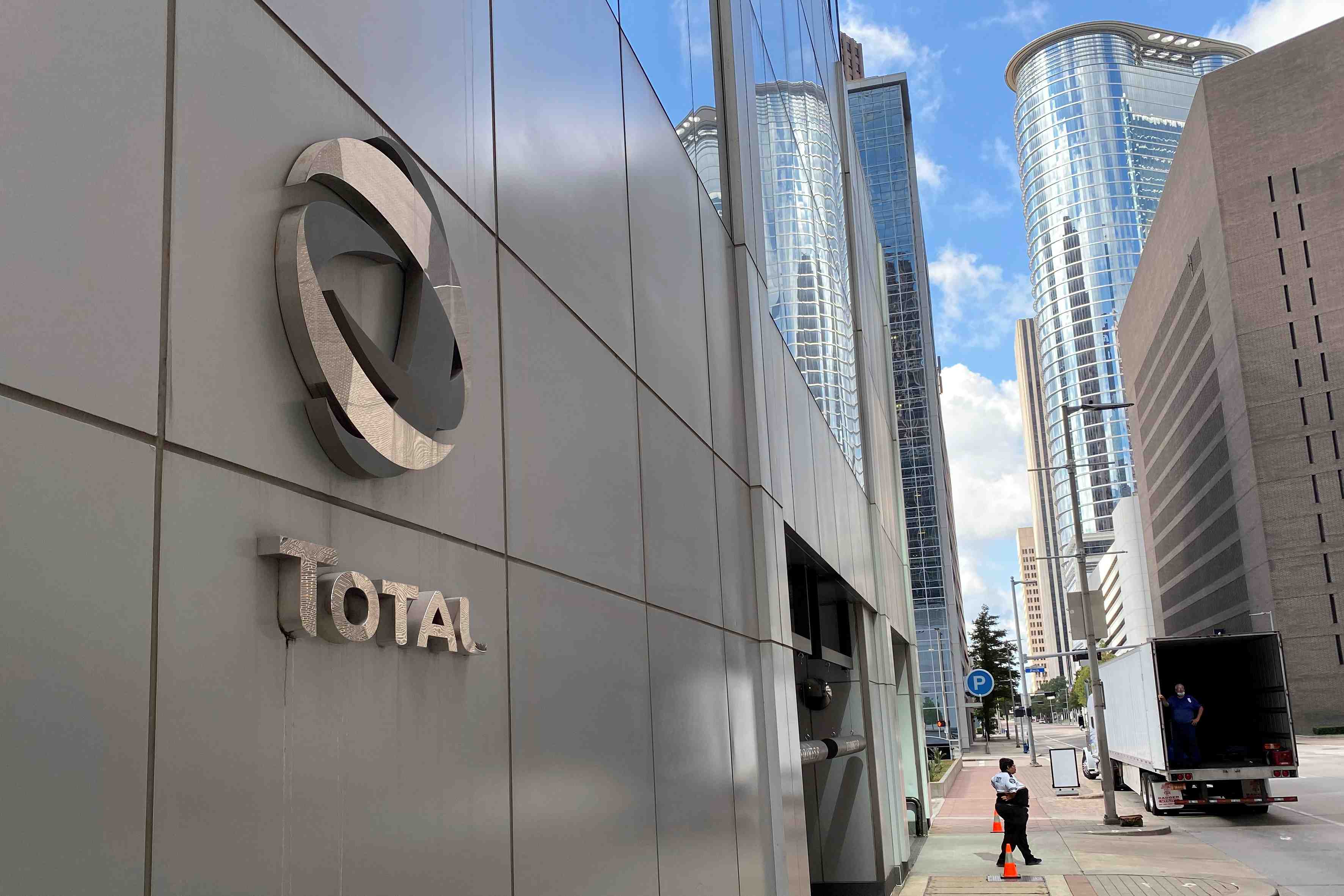 Total prepare un plan de departs volontaires en france
