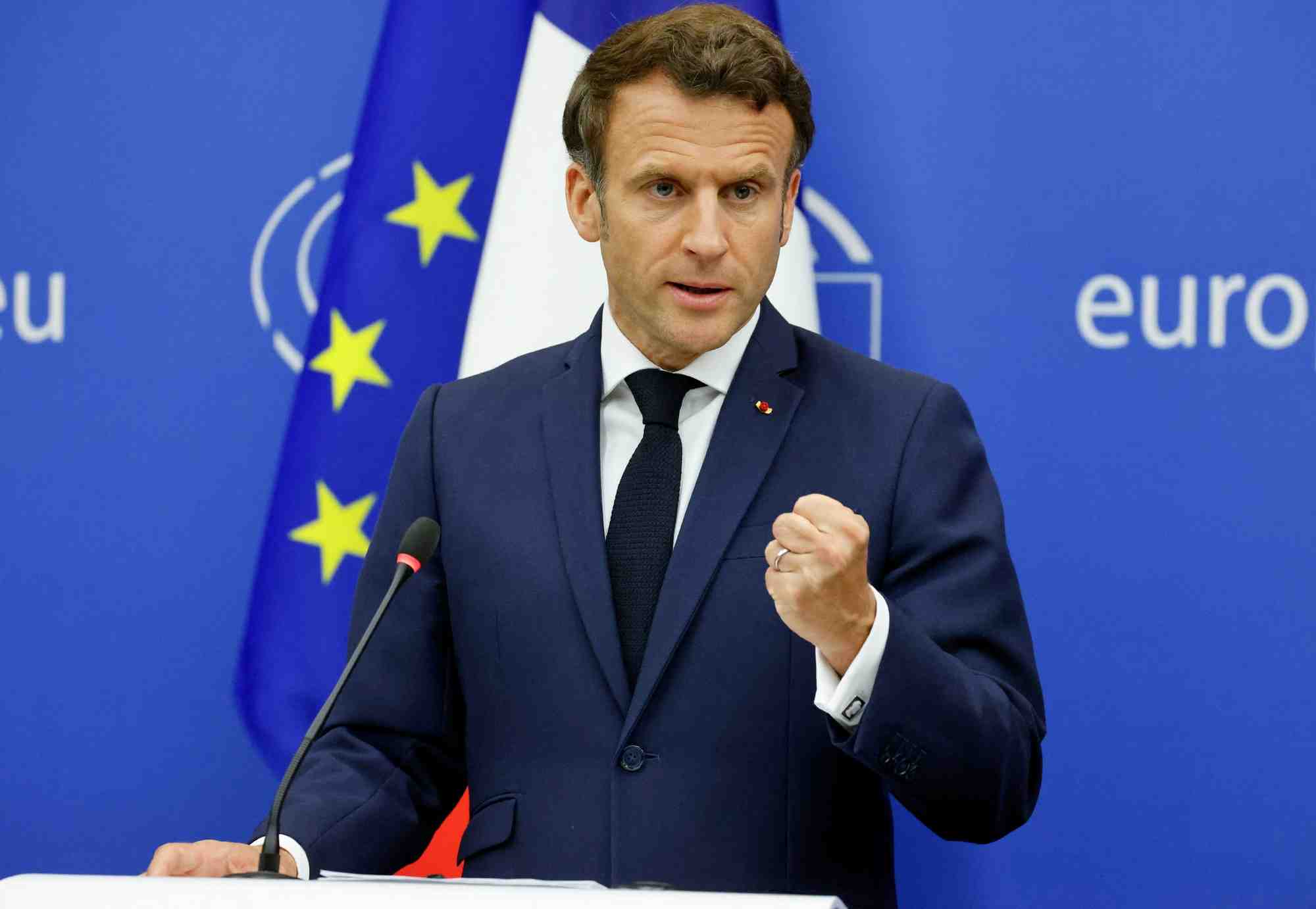 Macron lance l'idee d'une "communaute politique europeenne" complementaire de l'union
