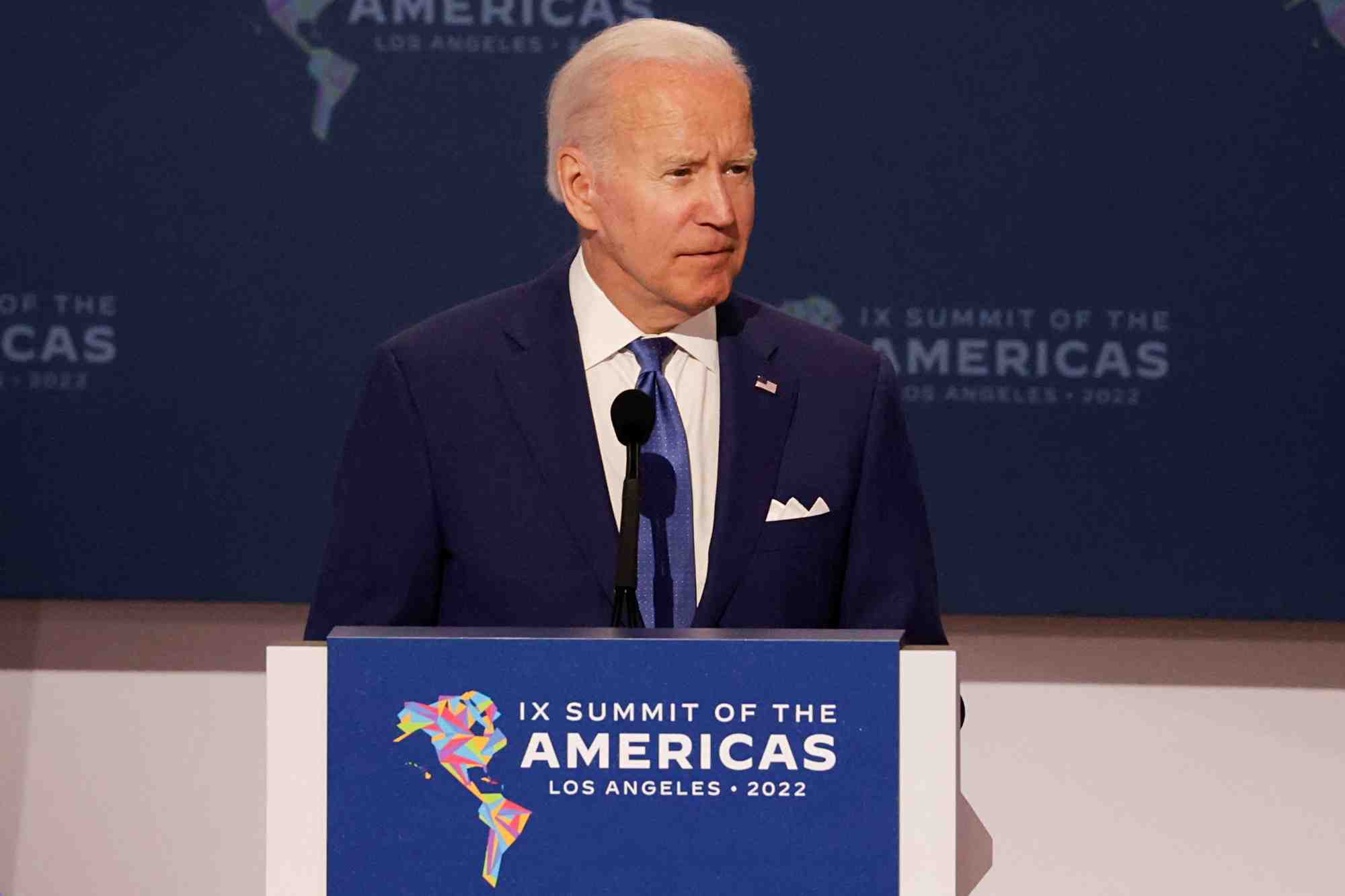 Biden accuse les groupes petroliers de profiter de l'inflation