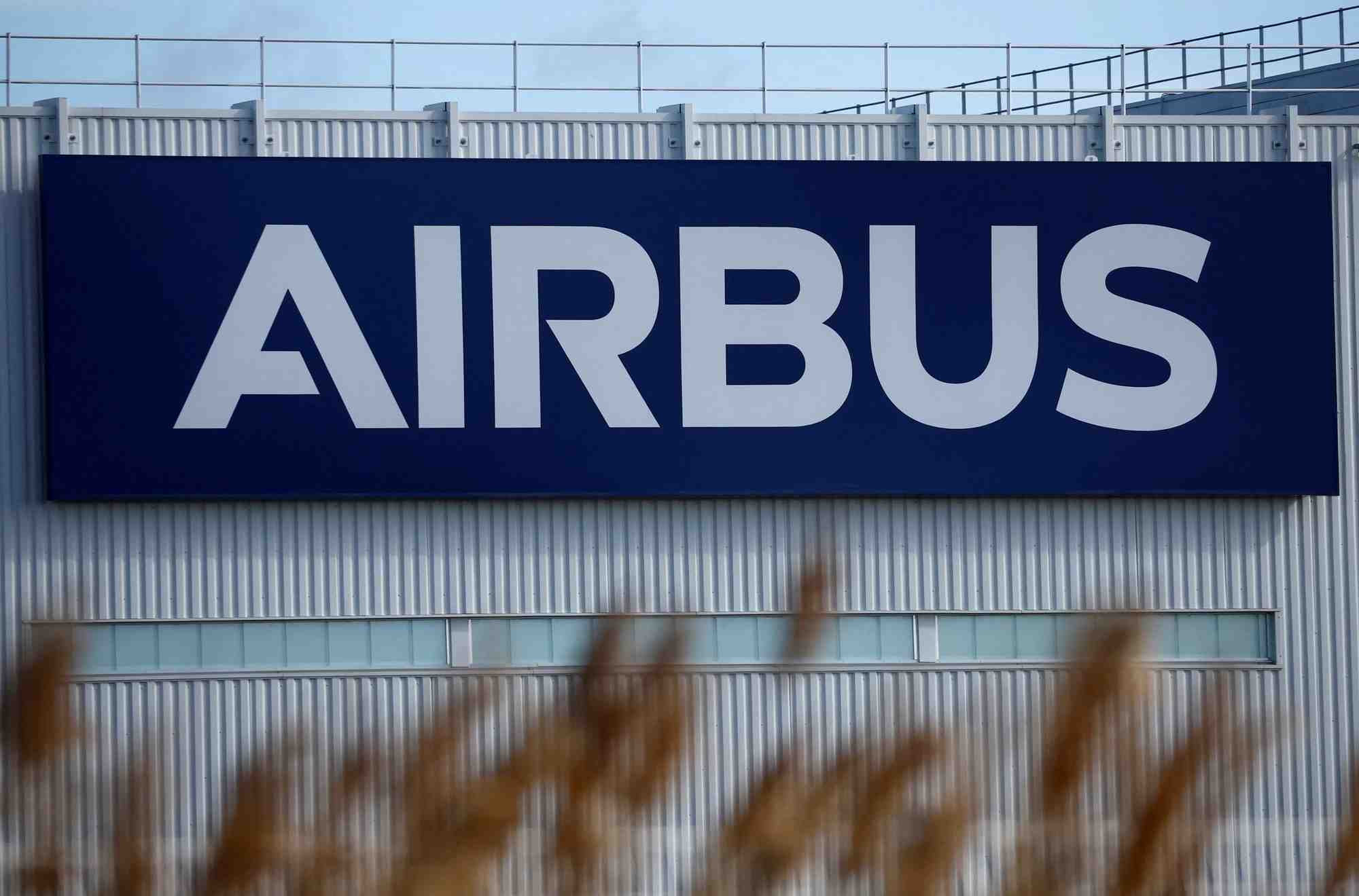 Photo d'archives : logo airbus sur le site d'airbus a montoir-de-bretagne pres de saint-nazaire