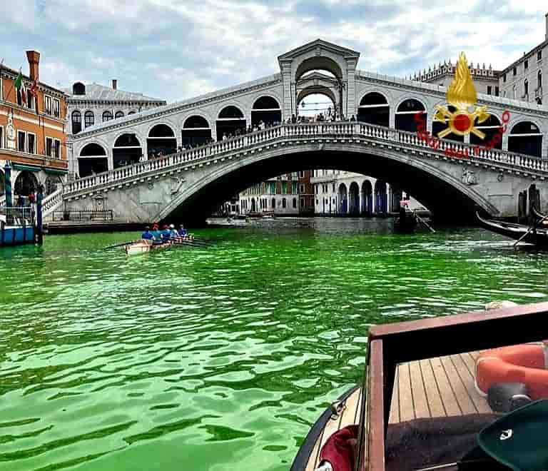 Photo de l'eau du grand canal de venise devenue vert fluorescent