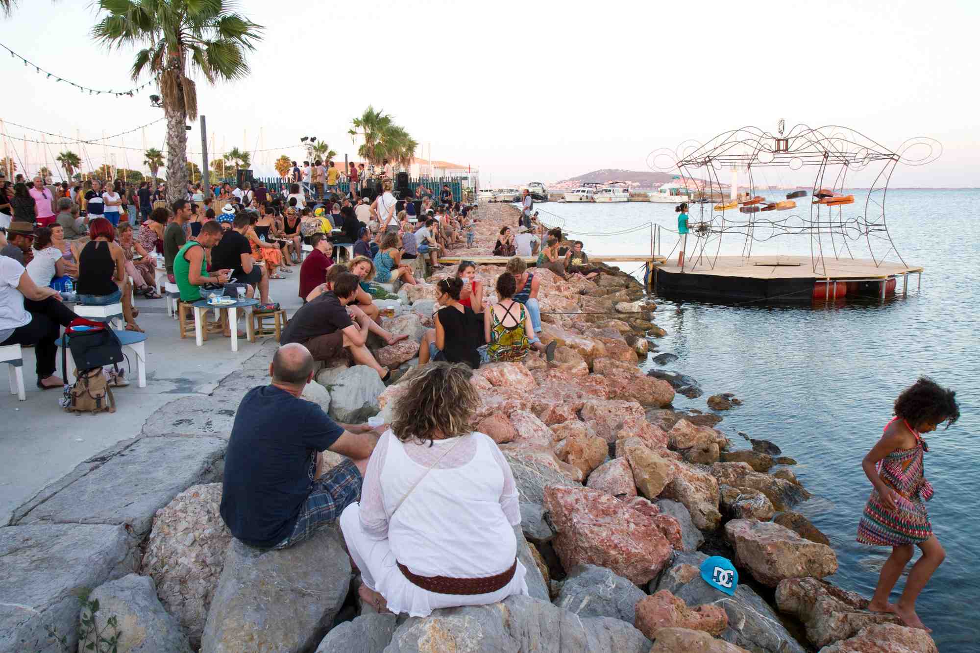 Le festival de Thau, qui se déroule jusqu'au 23 juillet sur le port de Mèze et autour du bassin de Thau, se revendique « événement éco-responsable ».