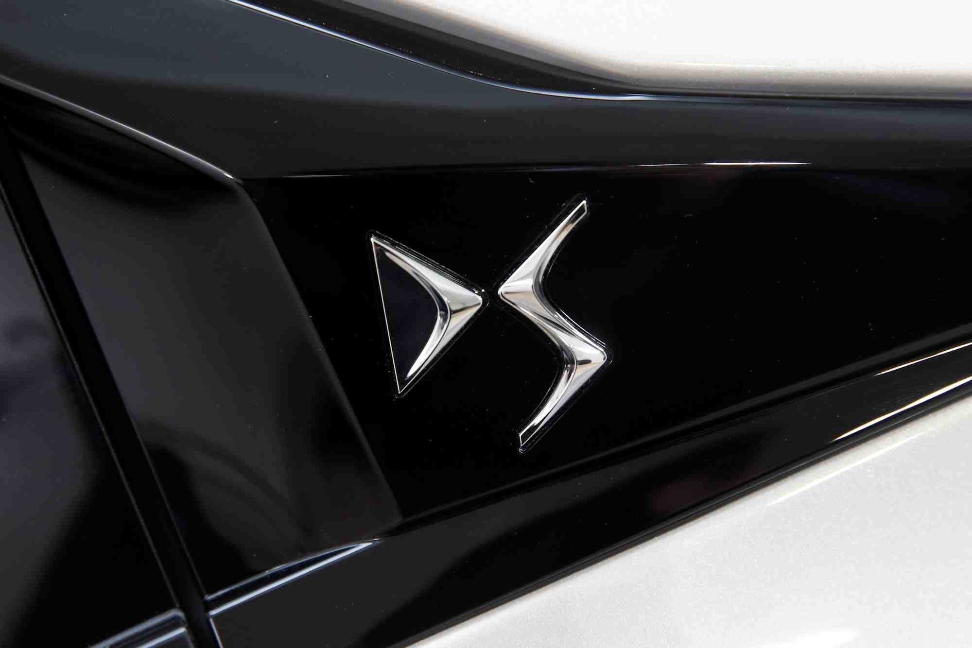 Le logo de la ds, produite par stellantis