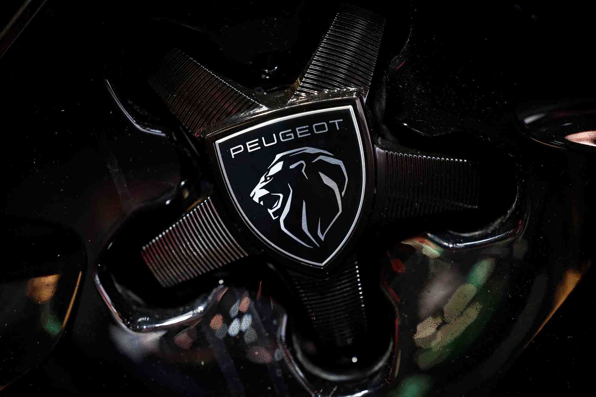 Le logo de peugeot est visible lors de la journee presse du salon de l'automobile de paris 2024, a paris