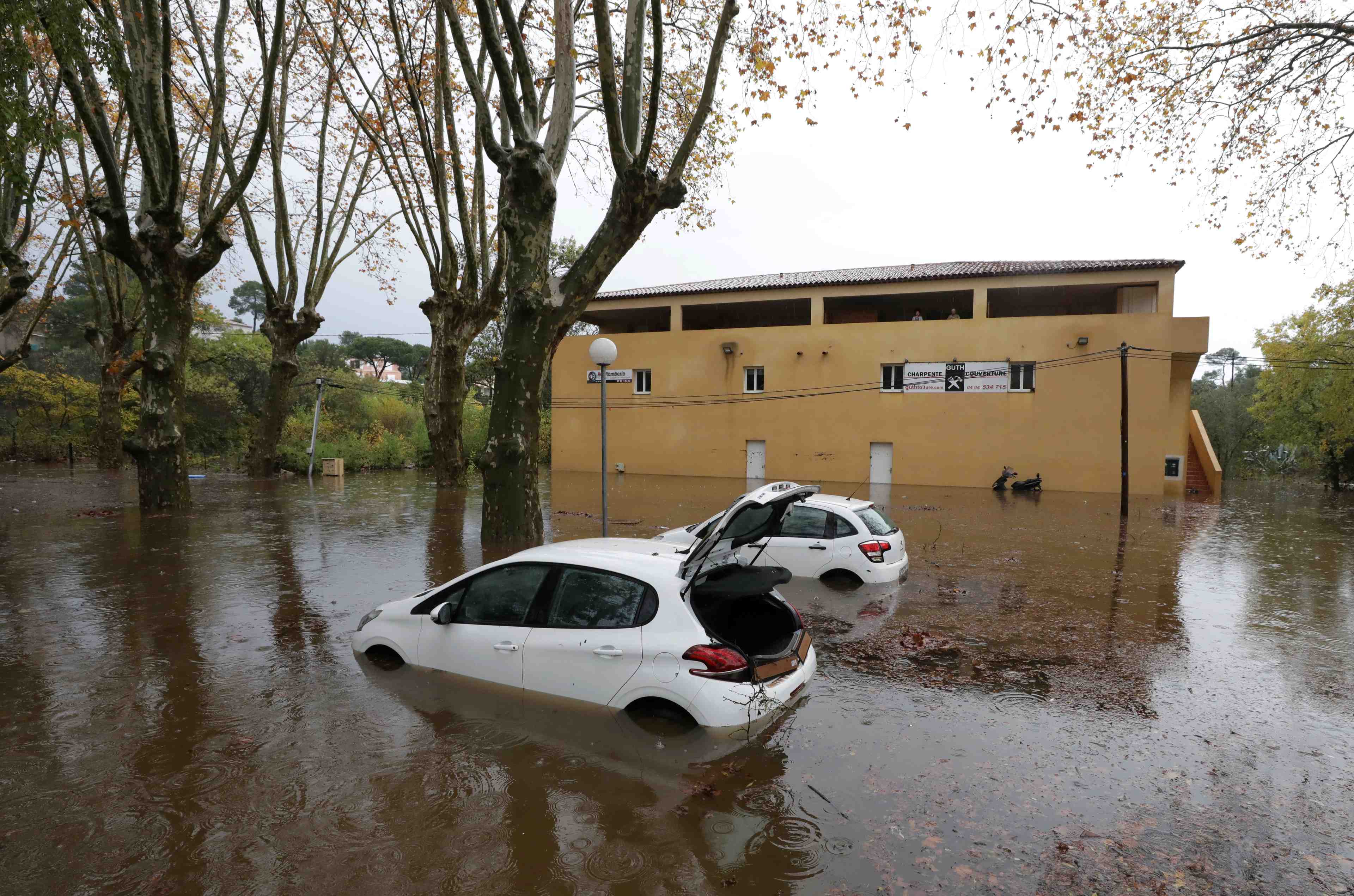 Deux disparus apres des inondations dans le sud-est