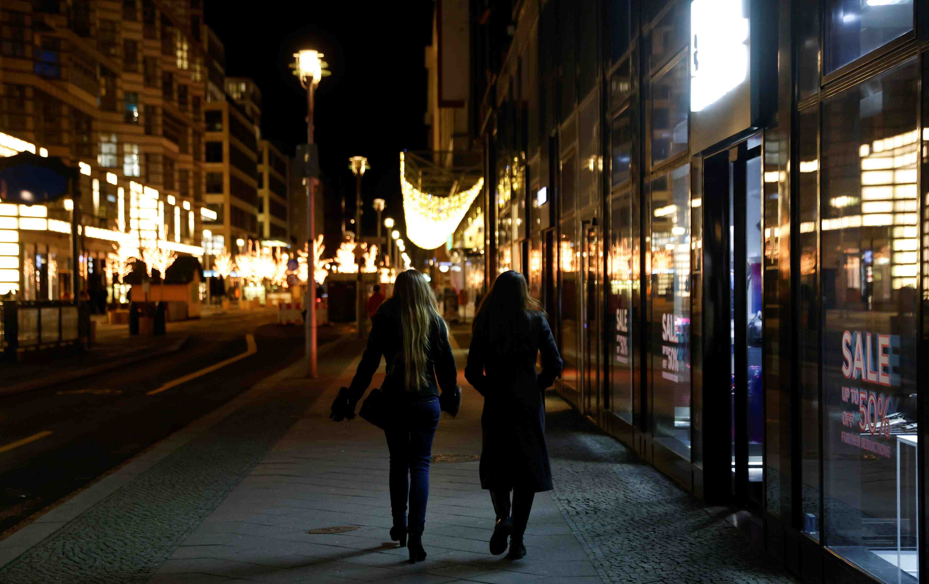 Les services pesent encore mais l'espoir revient