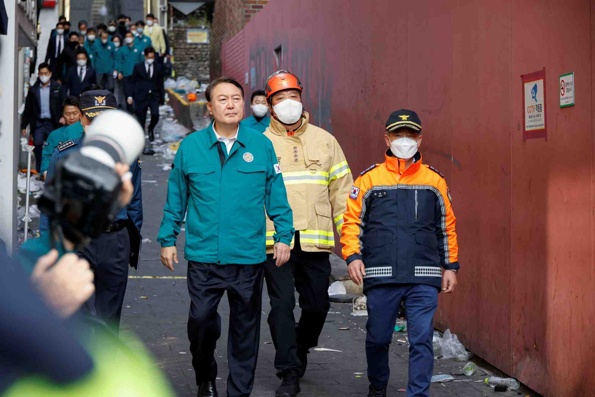 Le president sud-coreen yoon suk-yeol sur les lieux de la bousculade qui a fait de nombreux morts et blesses pendant les celebrations de la fete d'halloween a seoul