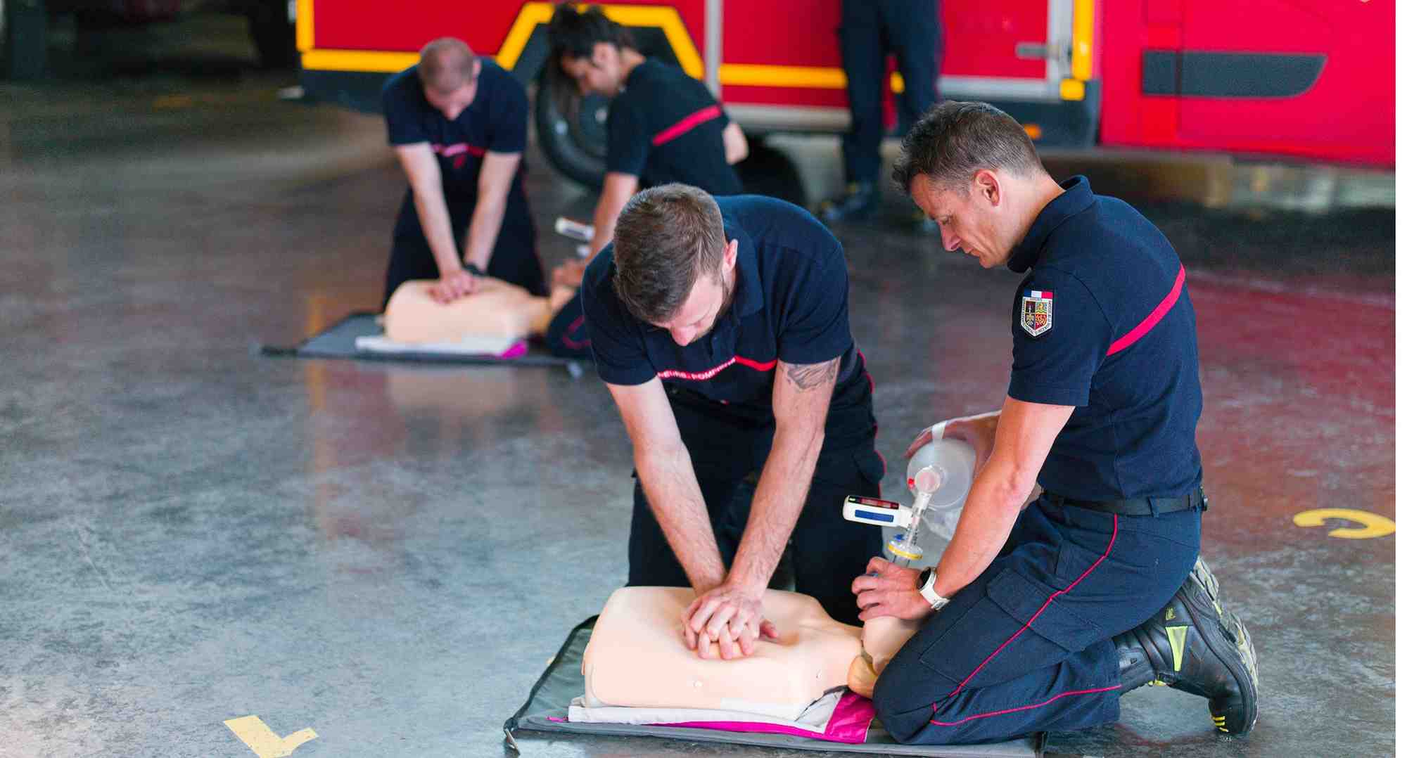 Depuis une dizaine d’années, des études américaines et notamment une équipe de recherche au CHU de Besançon, ont montré qu’une ventilation bien conduite double les chances de survie