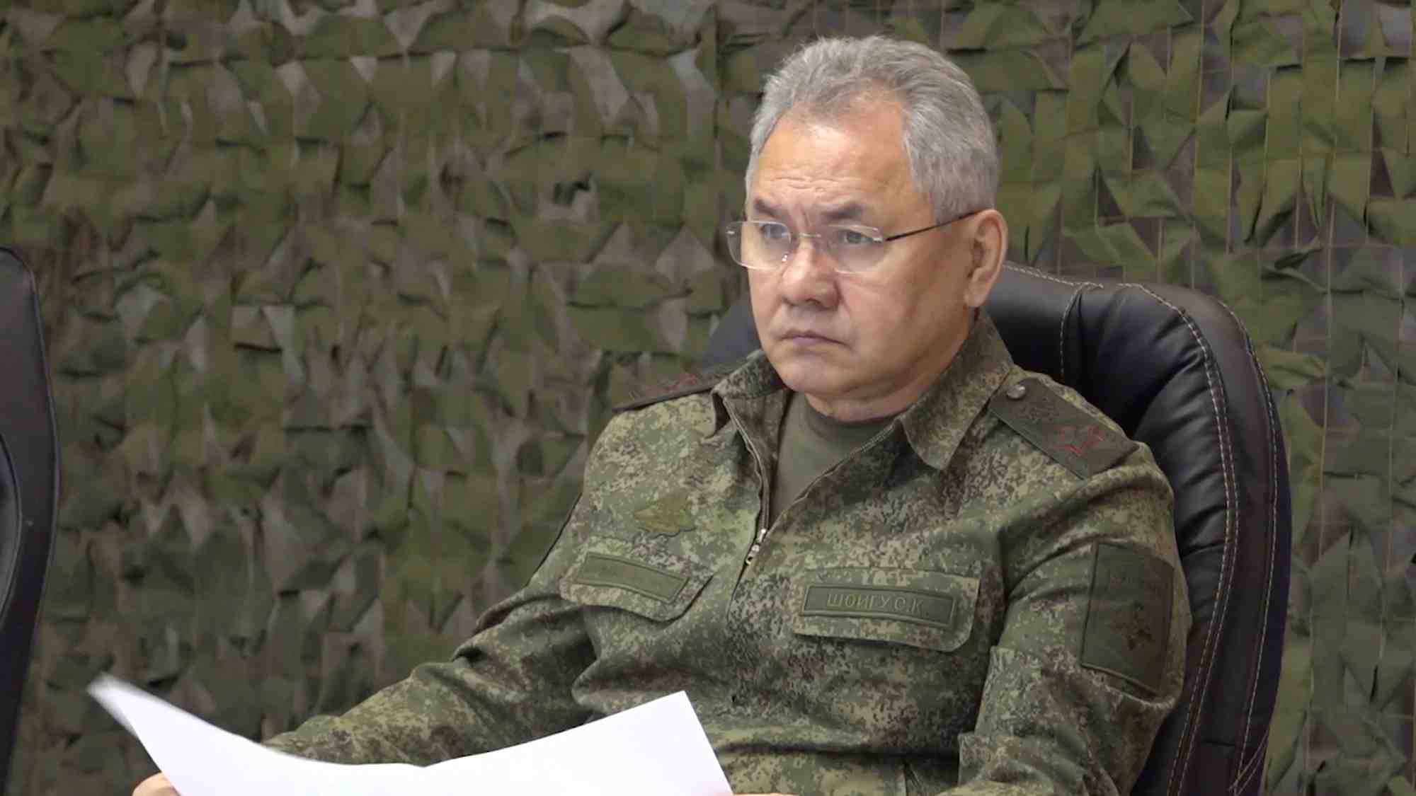 Le ministre russe de la defense inspecte les troupes en ukraine
