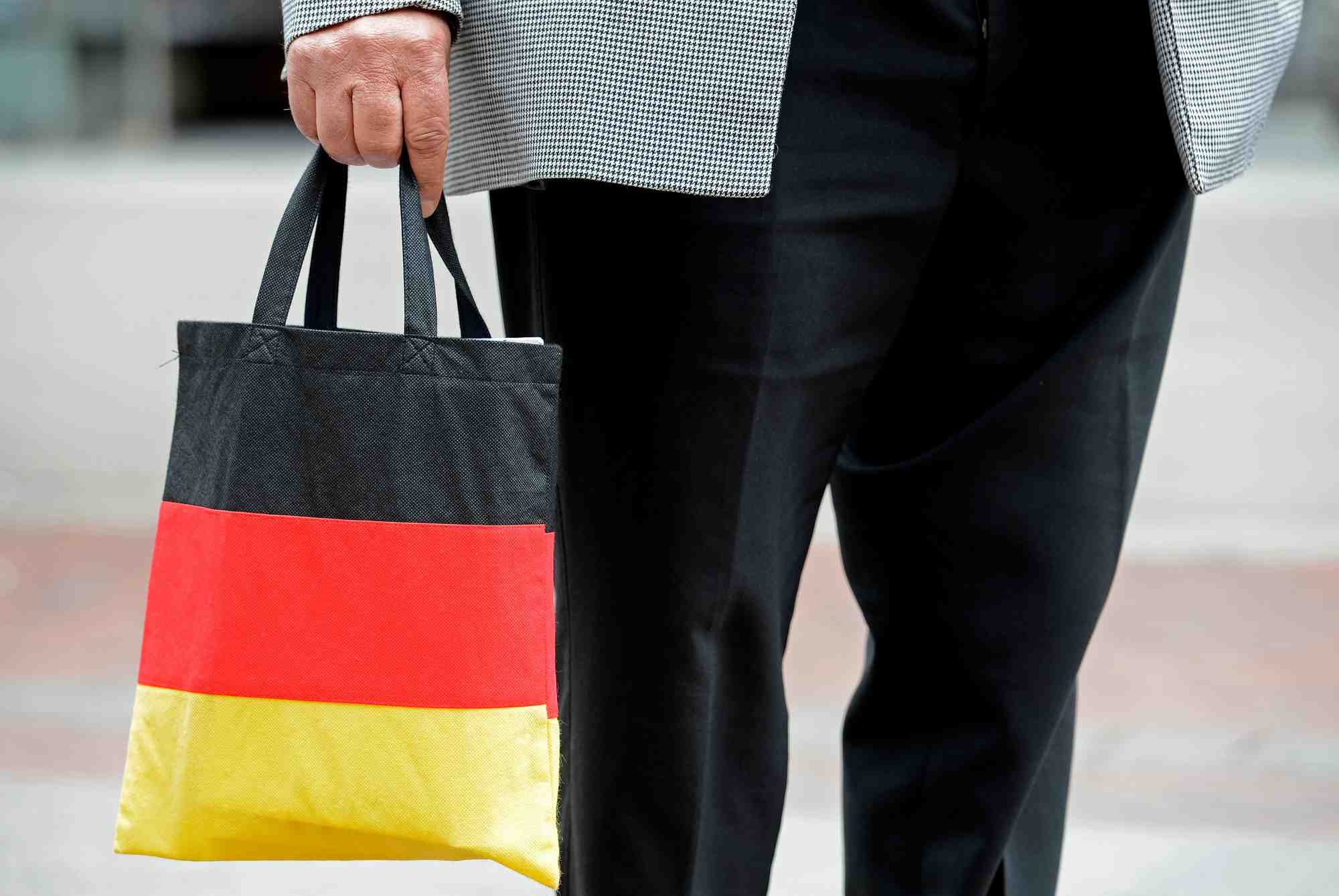 Un passant fait ses courses a hanovre