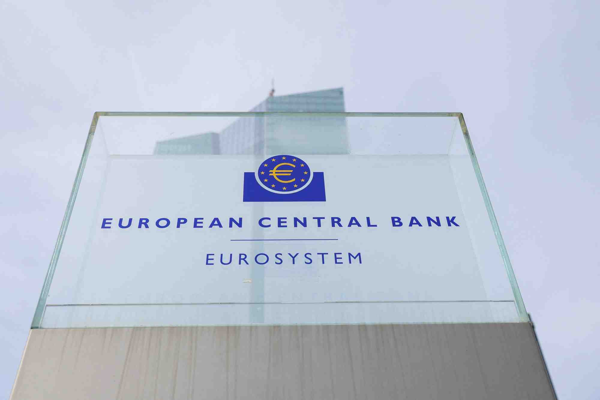 Le logo de la banque centrale europeenne (bce) a l'exterieur de son siege a francfort