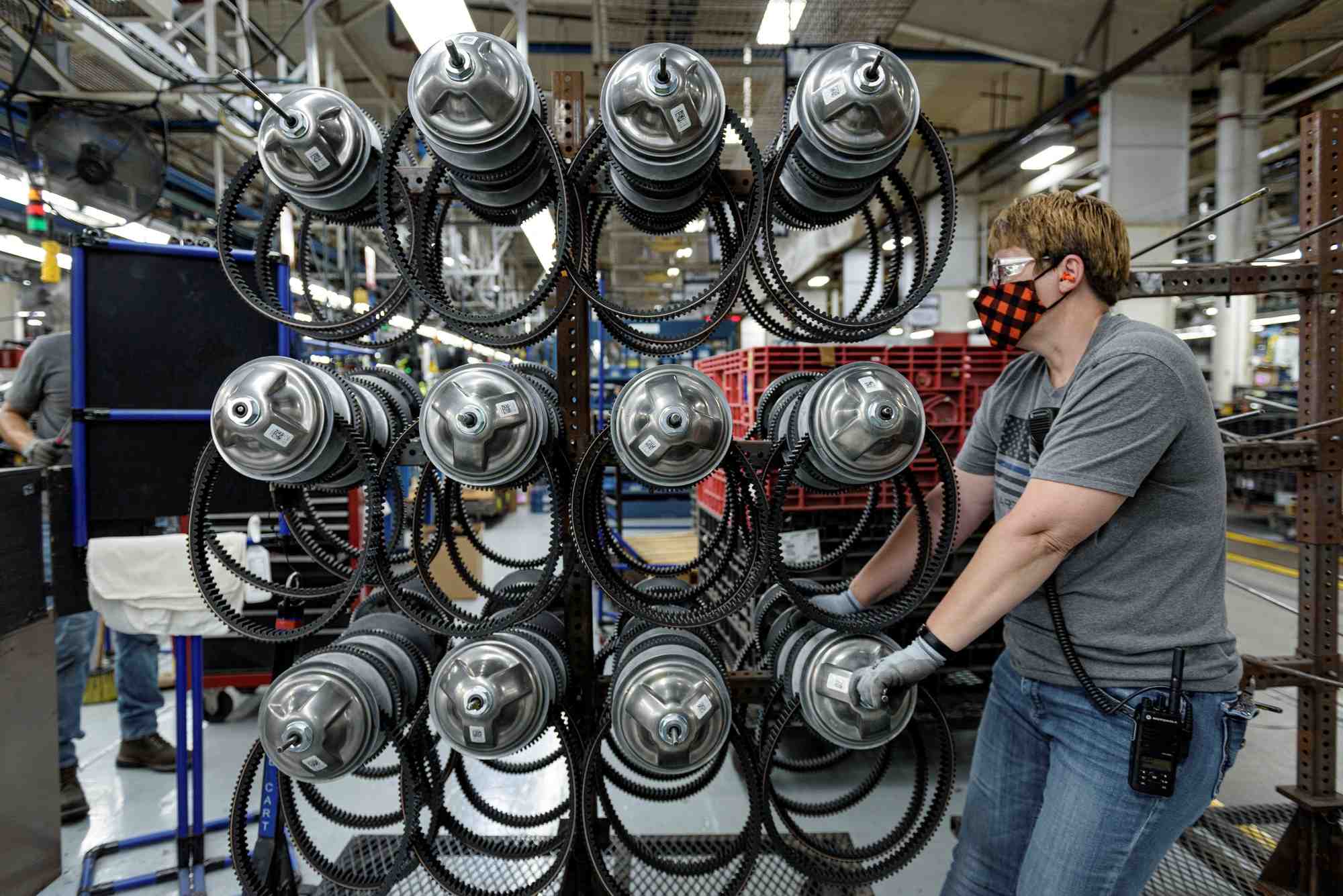 Un ouvrier travaille dans une usine de fabrication et d'assemblage de vtt polaris
