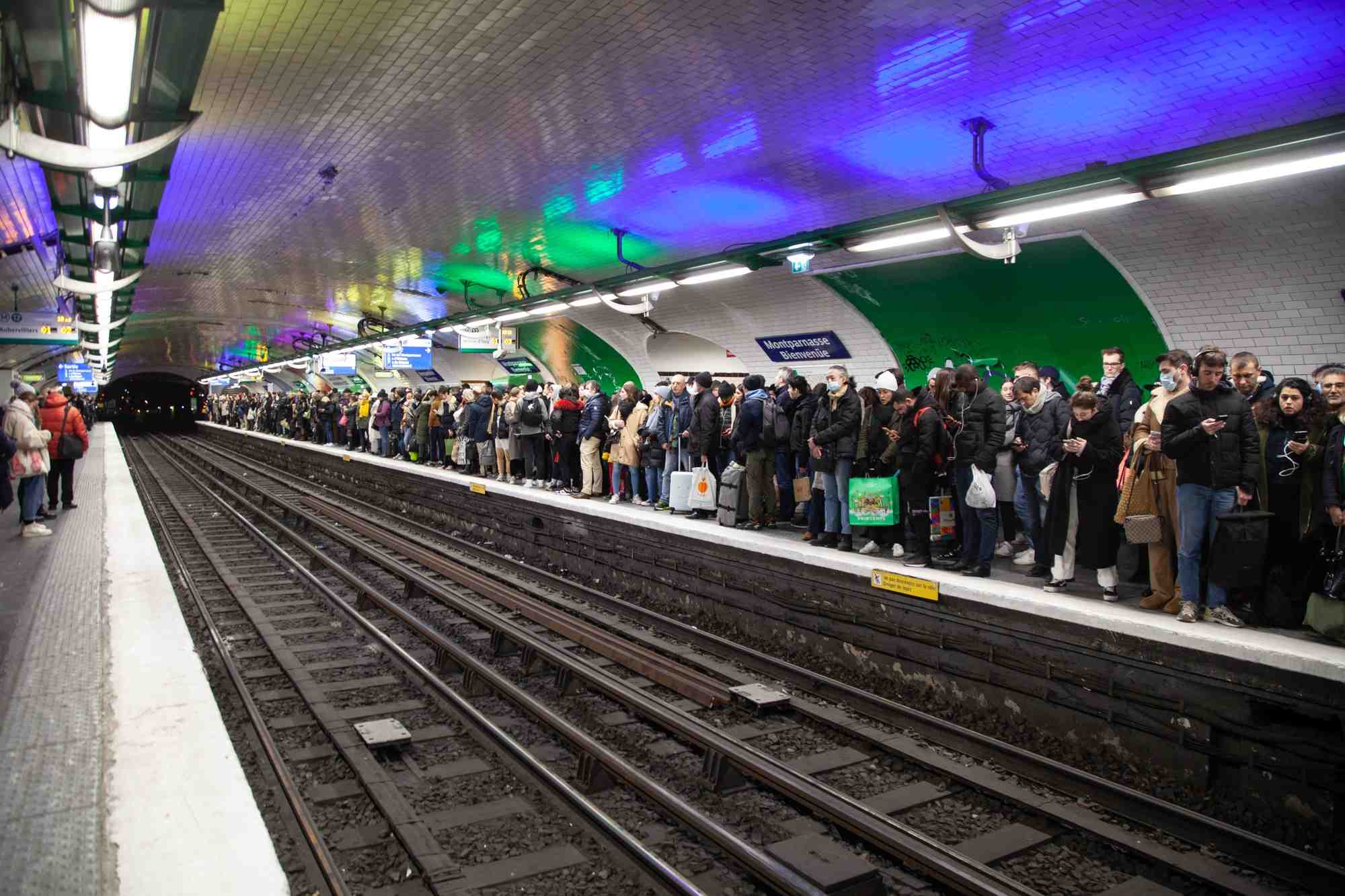 RATP, grève, métro, rames, service minimum, foule, passagers, bondé, station, Montparnasse, ligne 12, pénurie de conducteurs,