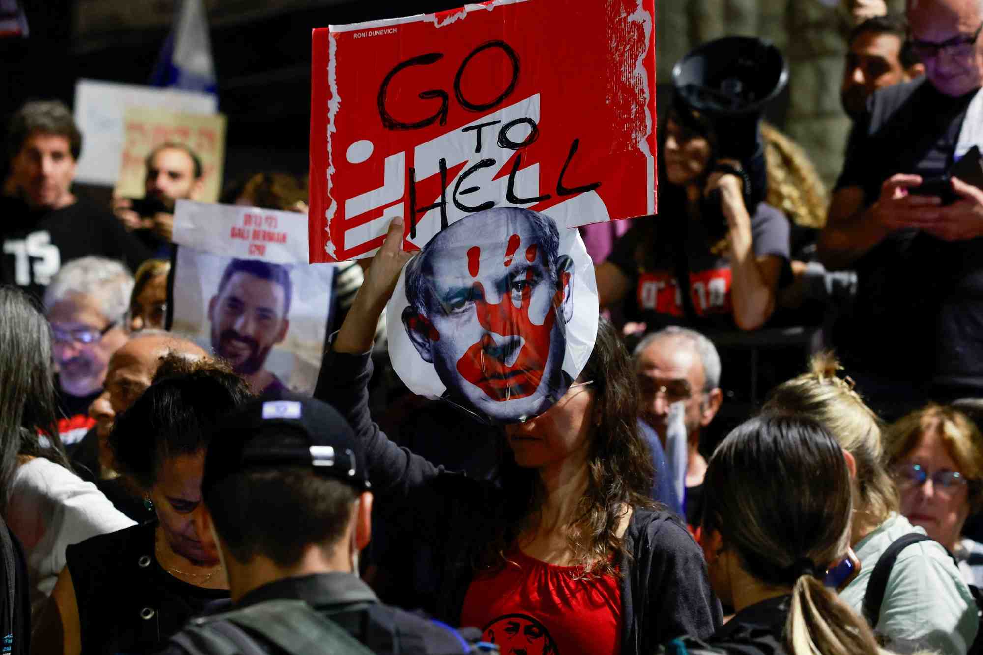 Des manifestants se rassemblent contre le premier ministre israelien benjamin netanyahu pres de sa residence a jerusalem
