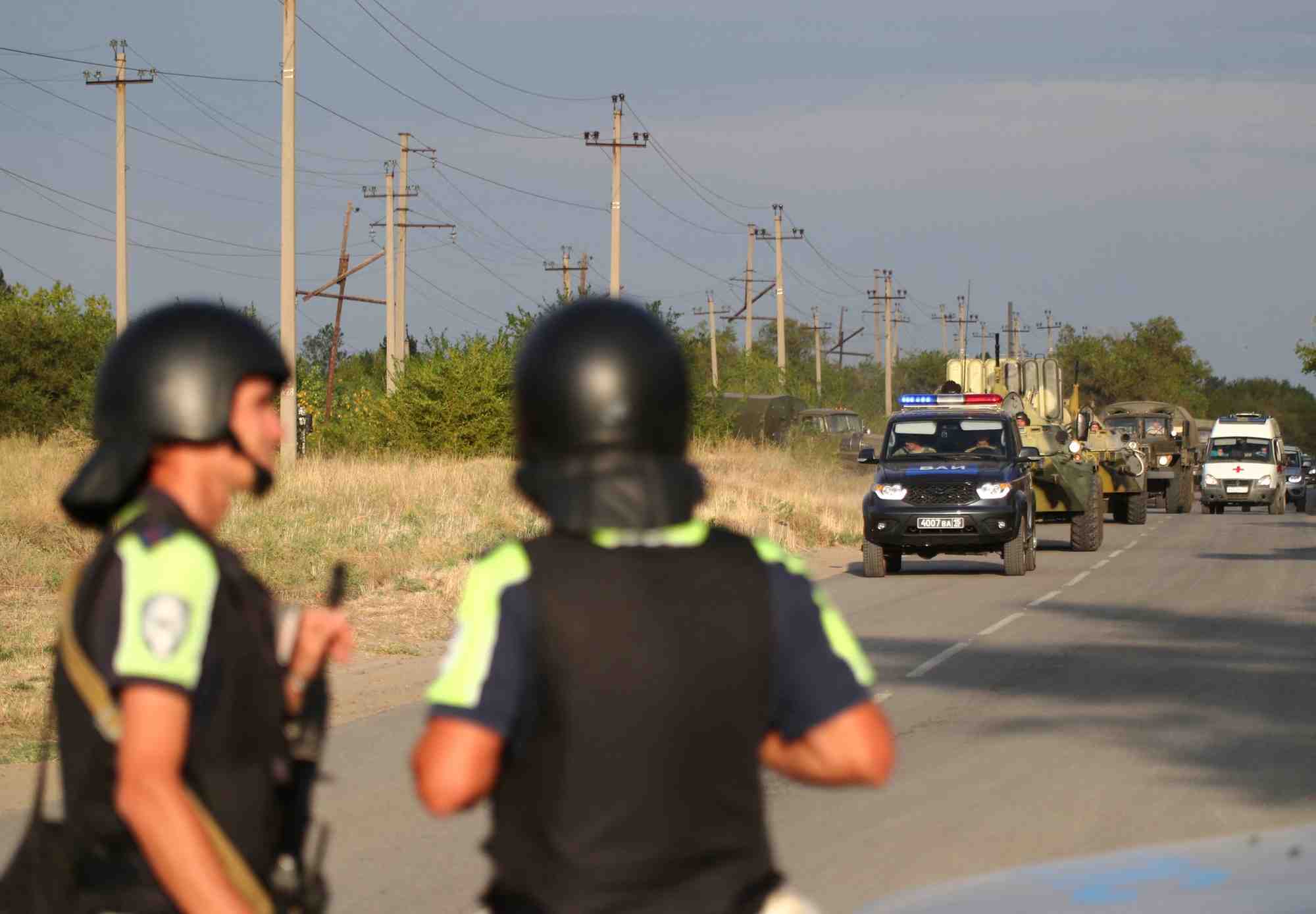 Les forces de l'ordre circulent sur une route apres la prise d'otages par un groupe de detenus dans une colonie penitentiaire en russie