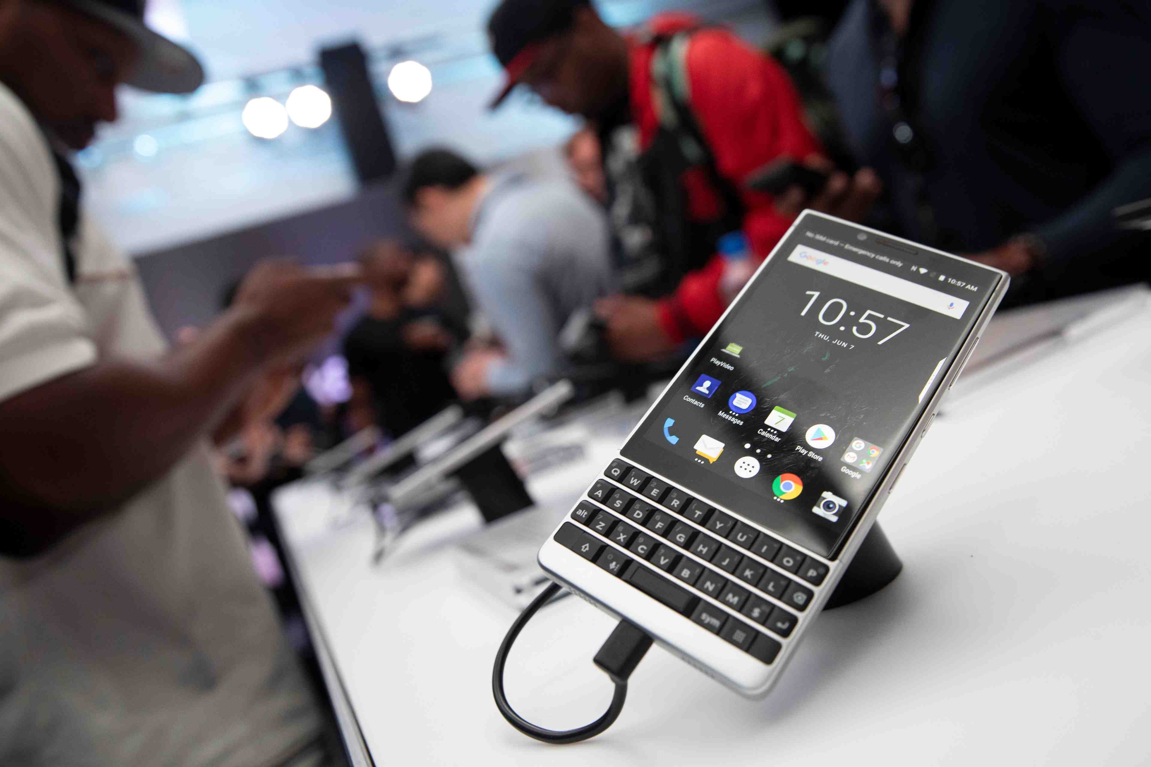 Blackberry gonfle son profit en baissant ses couts, le titre monte