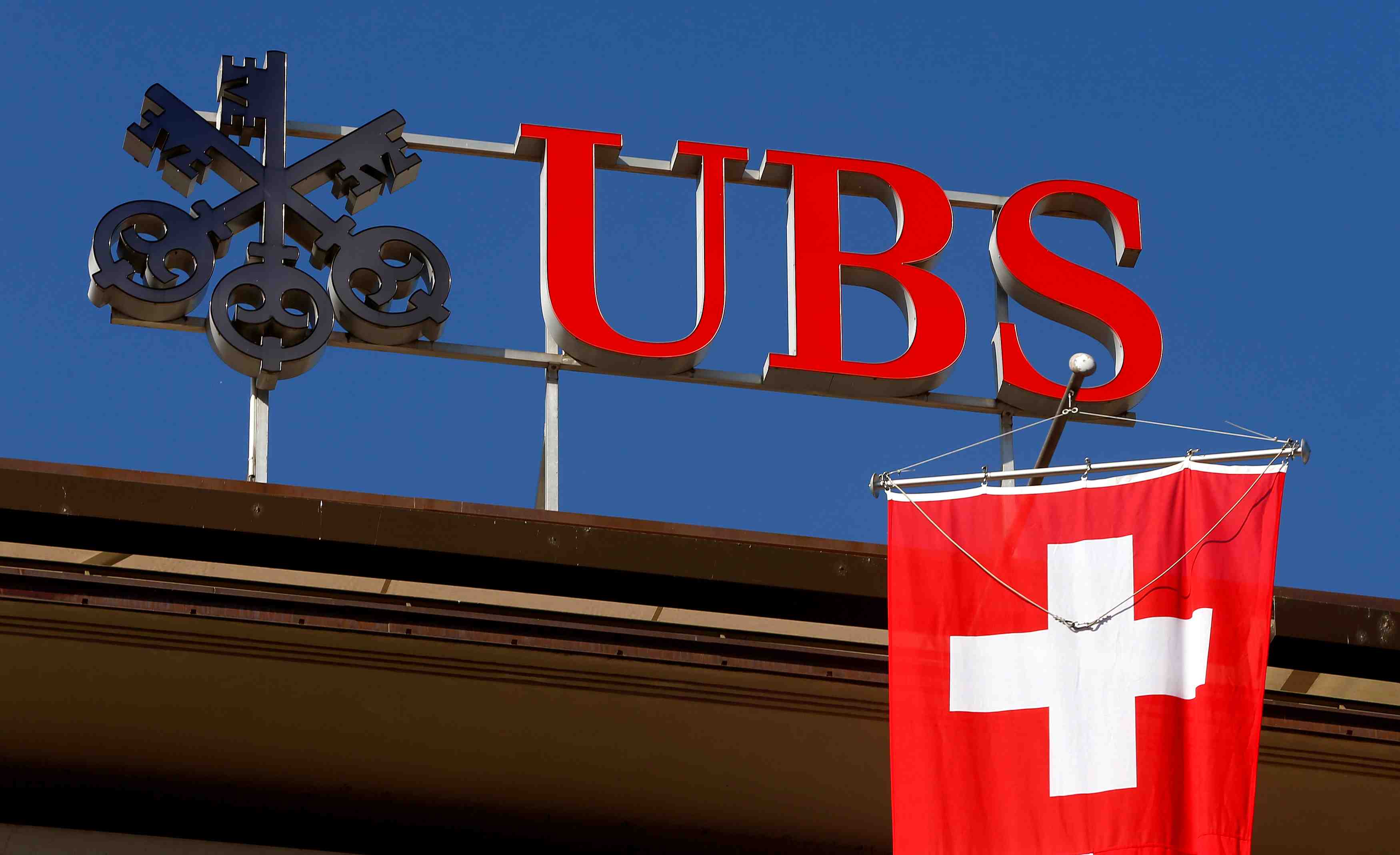 Ubs n'a pas de projet de fusion, dit son president