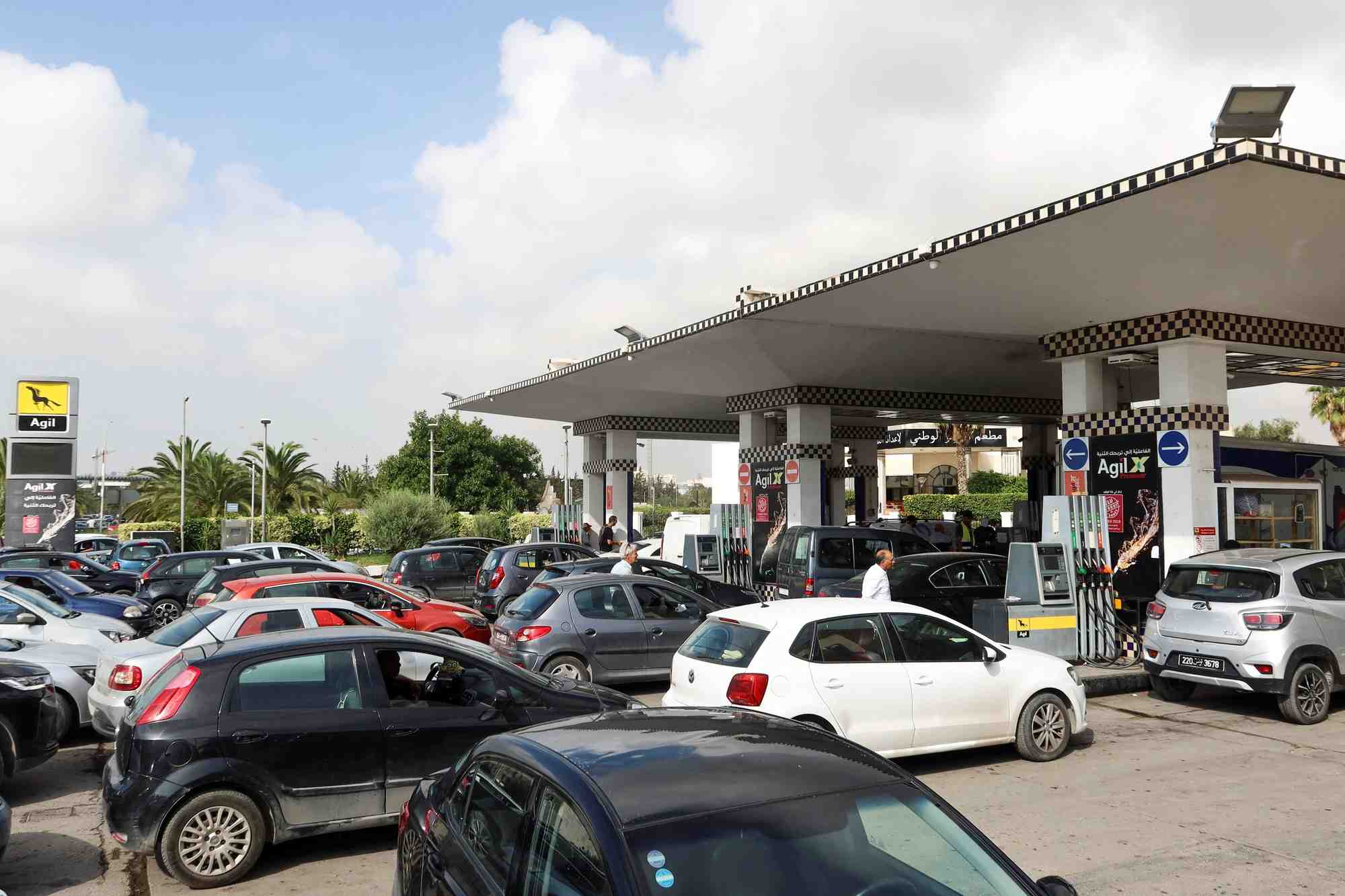 Des voitures font la queue devant un stations-service a tunis