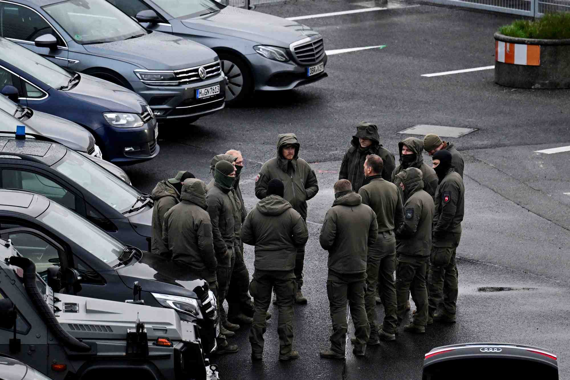 La police securise l'aeroport d' hambourg apres qu'un homme arme a franchi une barriere et penetre dans l'enceinte avec un enfant dans sa voiture