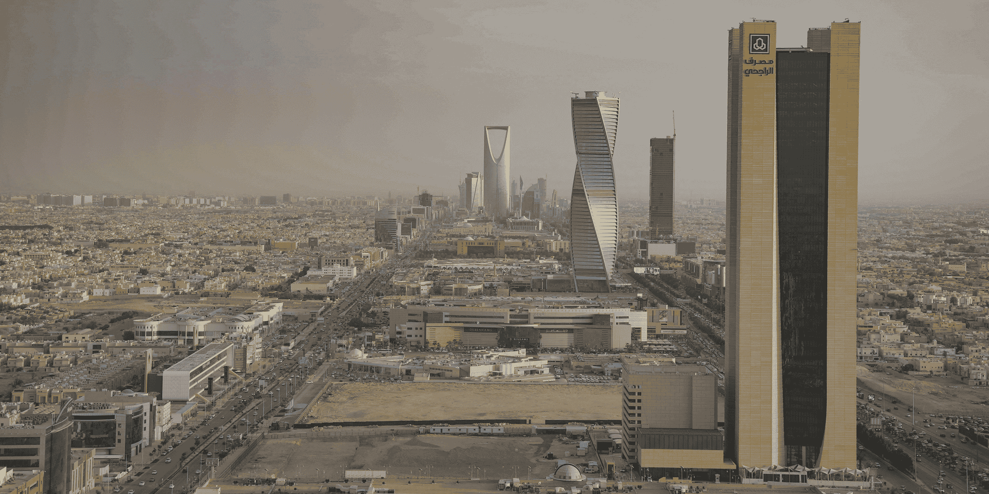 L'Arabie saoudite mène un vaste programme de réformes économiques et sociales, intitulé « Vision 2030 ». L'objectif est de transformer le royaume conservateur en un centre d'affaires, de tourisme et de sport.