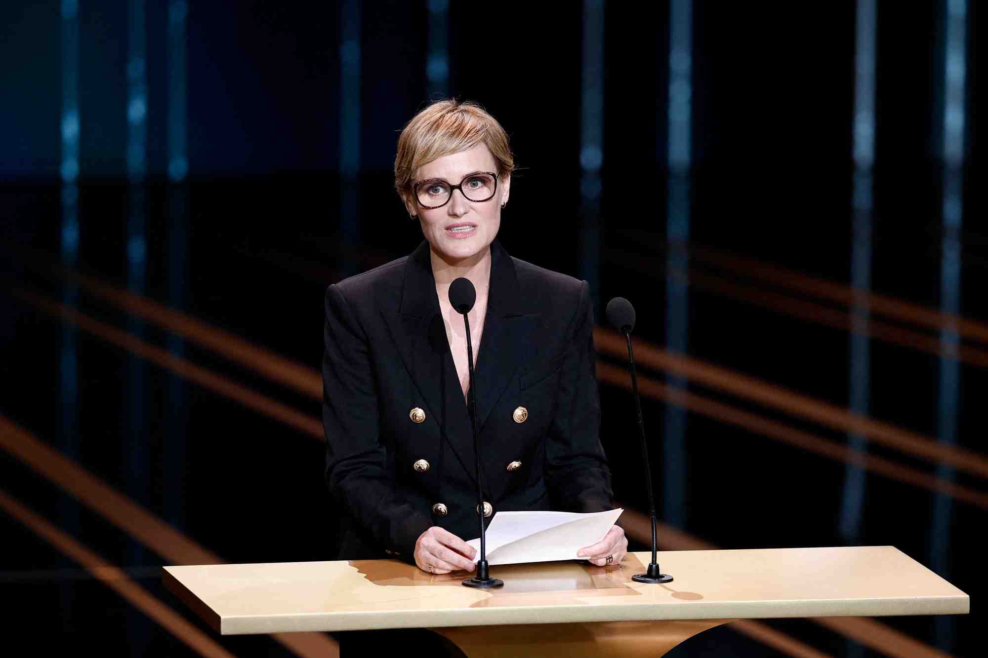 L'actrice judith godreche donnant un discours lors de la 49e ceremonie des cesar