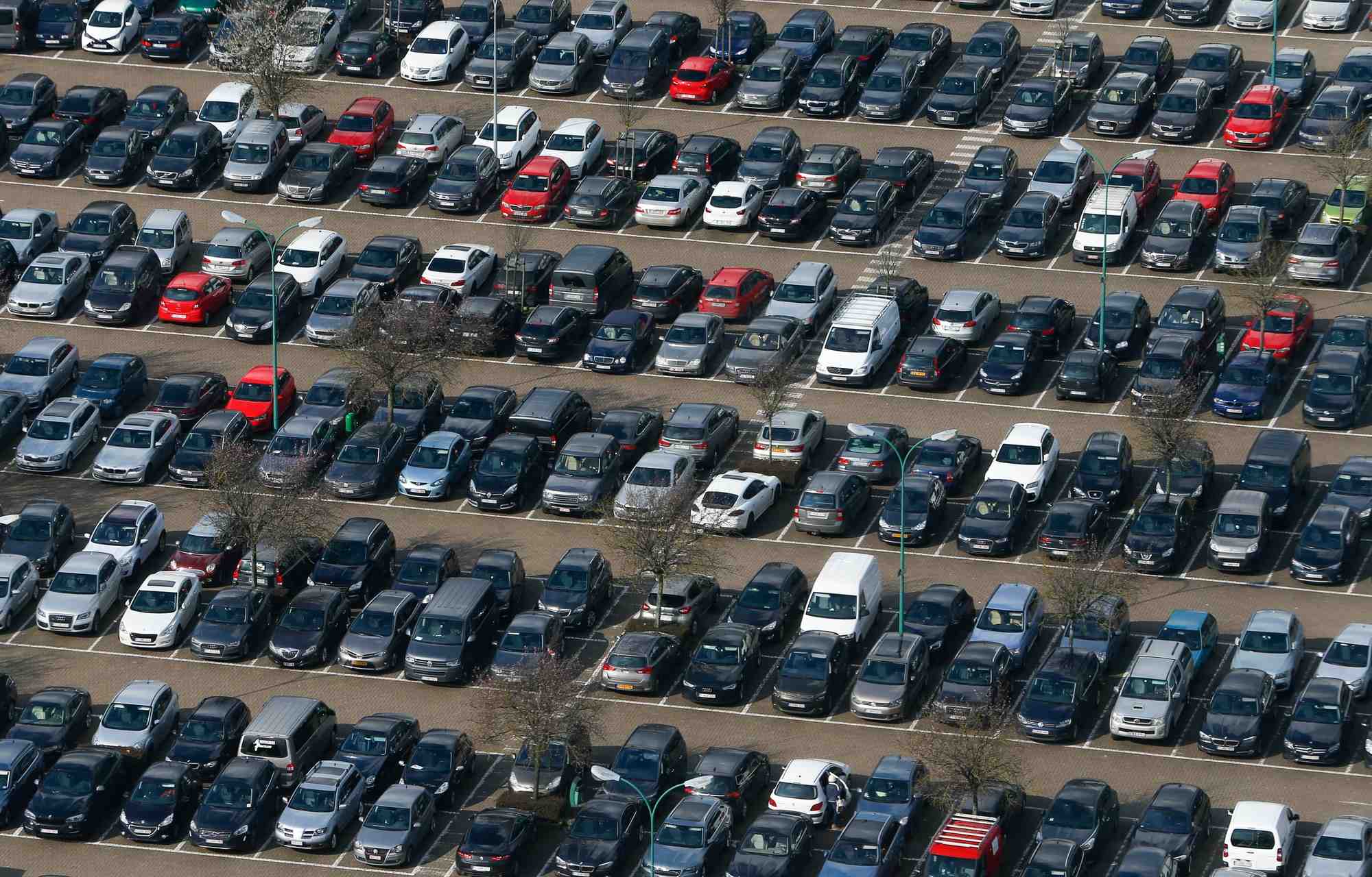 Des voitures sont apercues dans un parking