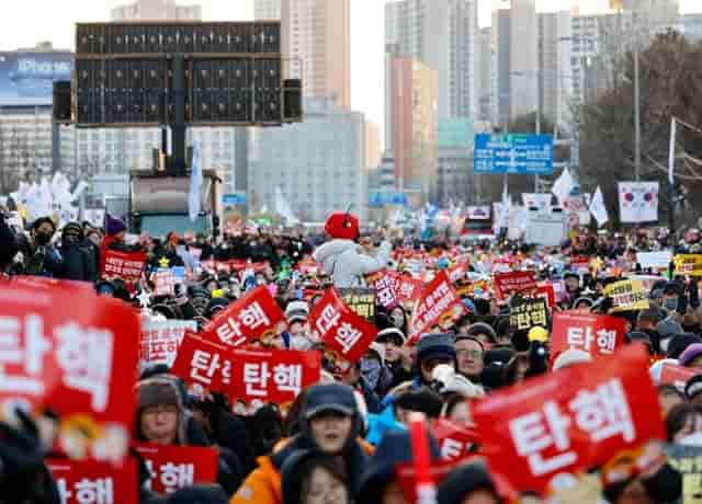 Des manifestations ont eu lieu devant l'Assemblée nationale à Séoul pour demander la destitution Yoon Suk Yeol.