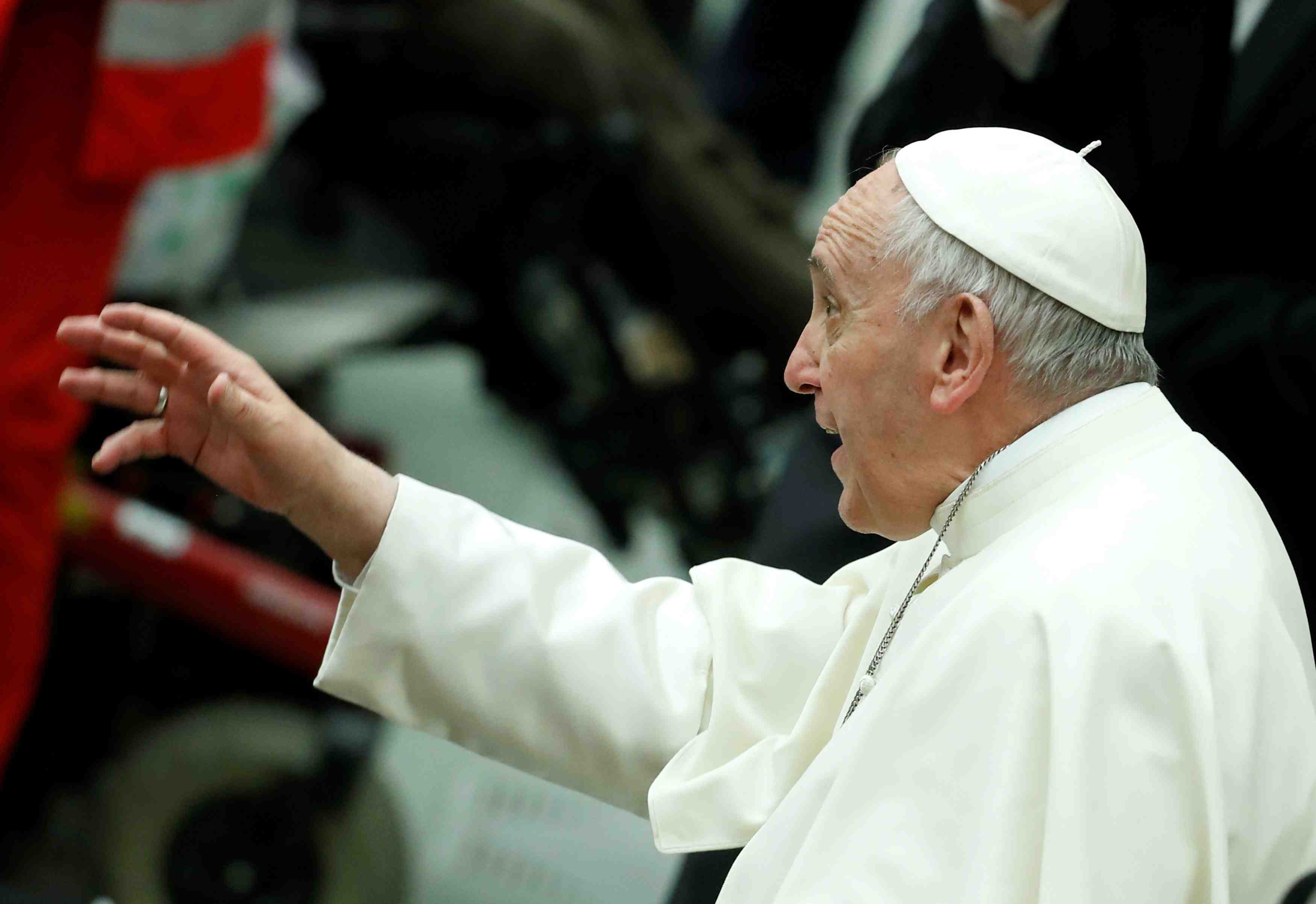 Le pape condamne les violences contre les migrants apres la fusillade en italie