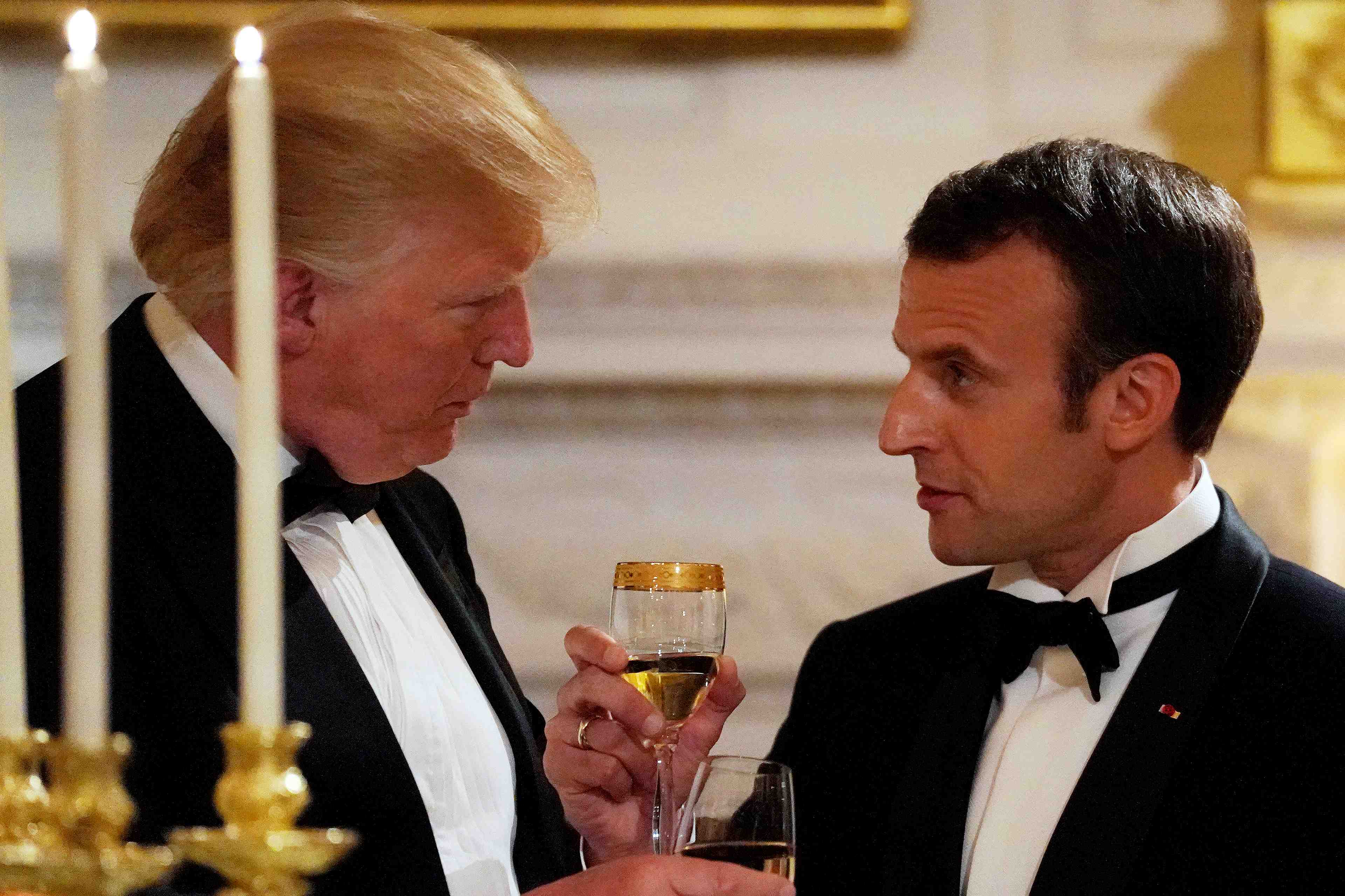 Face a son "ami" macron, trump maintient le flou sur ses intentions