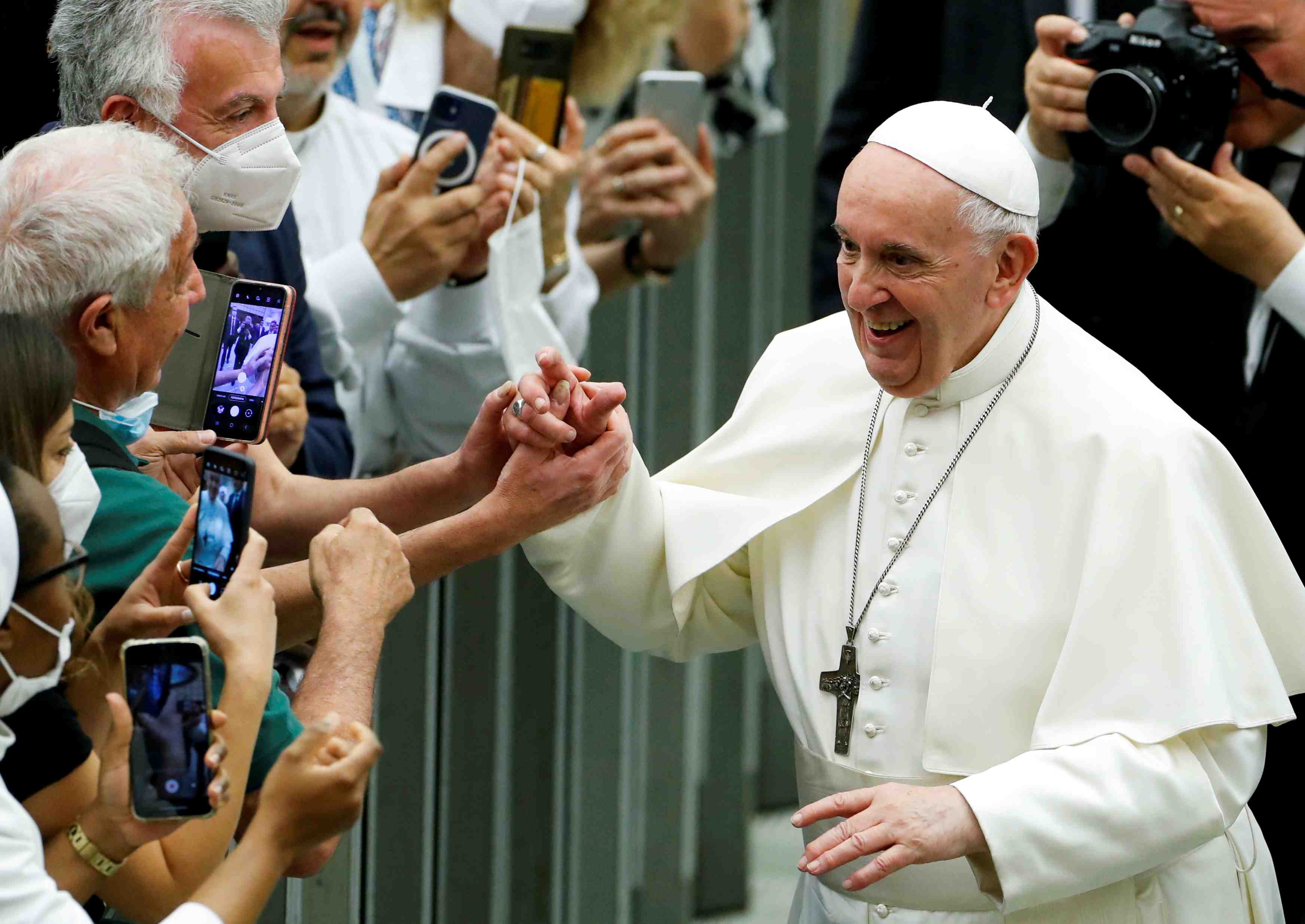 Le pape reprend graduellement le travail, annonce le porte-parole du vatican