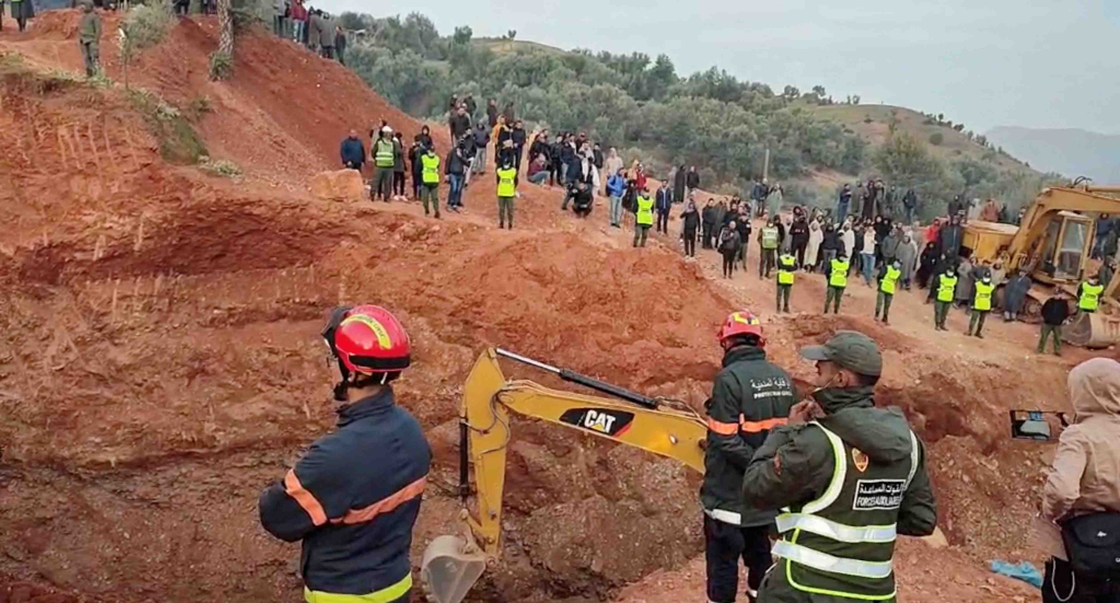 Maroc: course contre la montre pour sauver un petit garcon tombe dans un puits