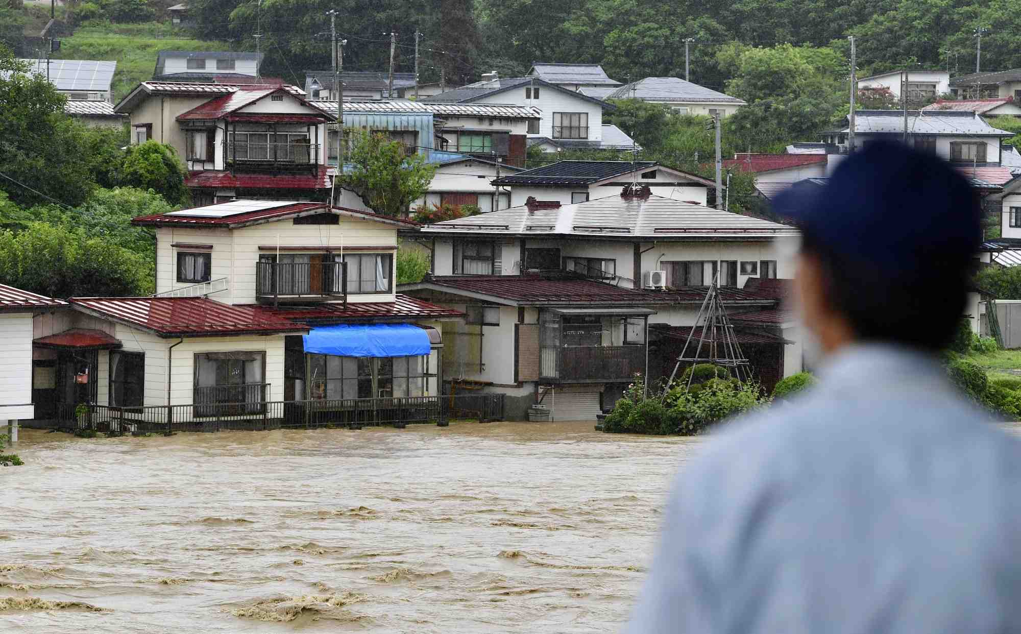Japon: trois disparus et 500.000 personnes priees d'evacuer apres des pluies torrentielles