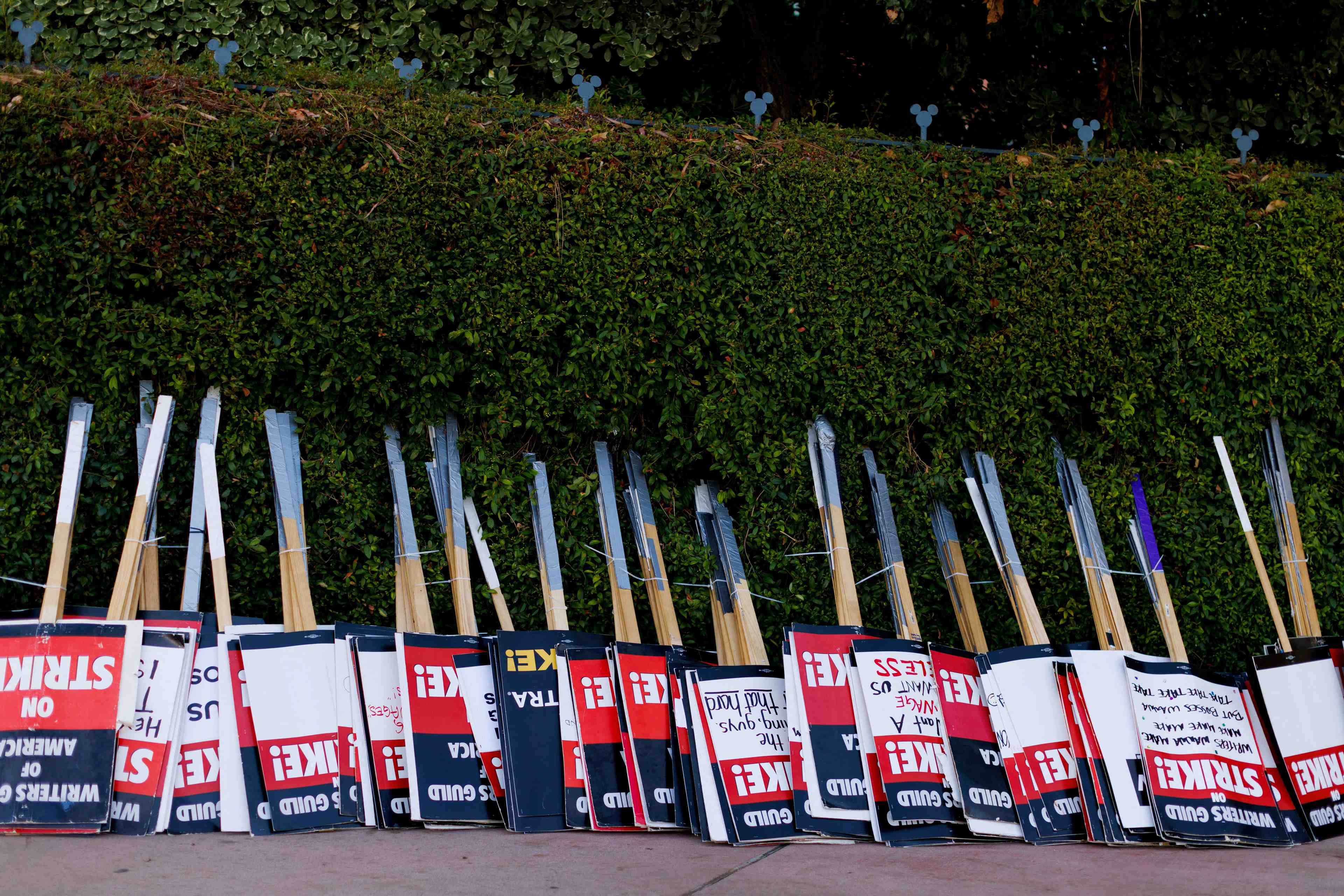 Des acteurs et ecrivains hollywoodiens en greve devant les studios disney en californie