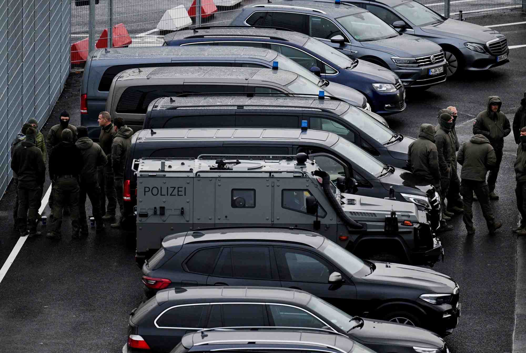 La police securise l'aeroport d'hambourg apres qu'un homme a franchi une barriere et penetre dans l'enceinte avec un enfant dans sa voiture