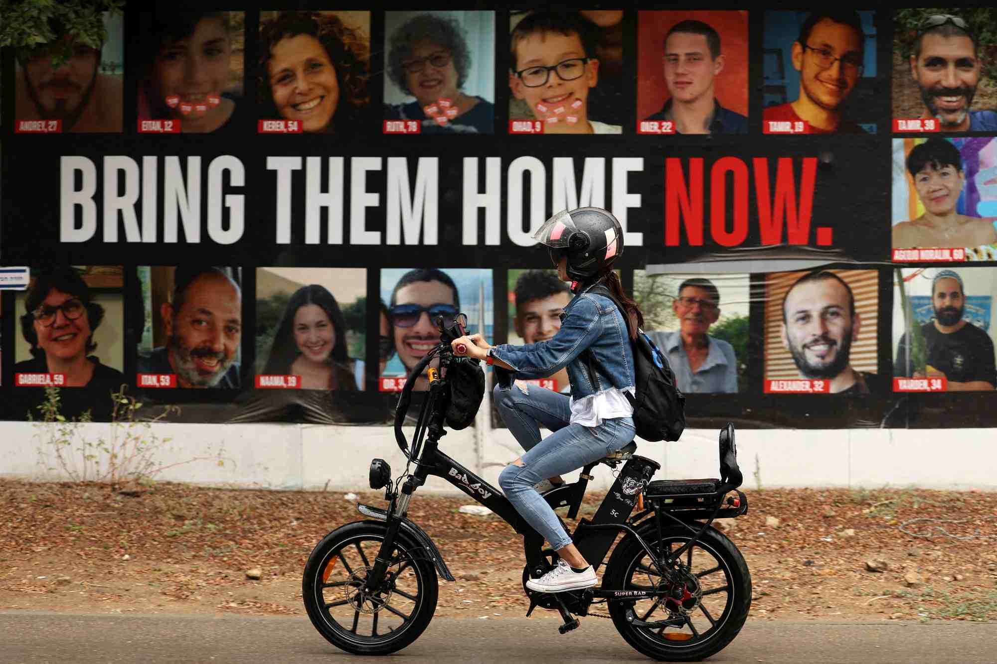 Des affiches en soutien aux otages kidnappes lors de l'attaque du 7 octobre