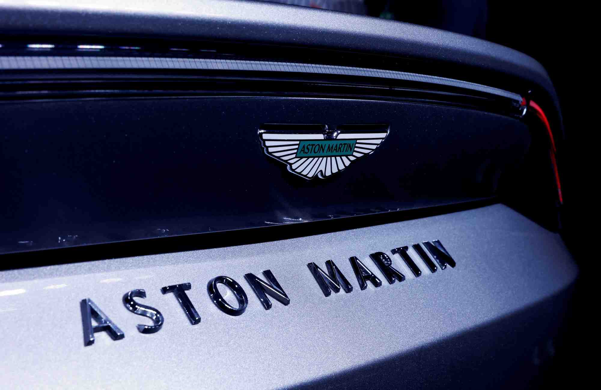 Le logo d'aston martin est visible sur une vantage, lors de son lancement a new delhi